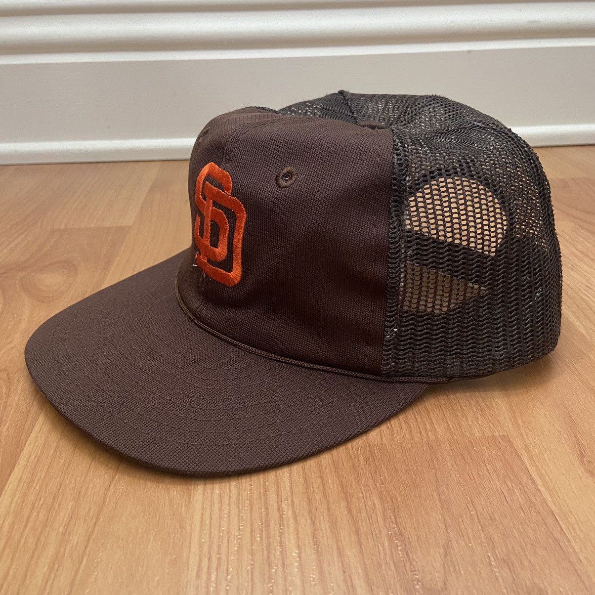 MLB × Vintage Vintage MLB Men’s San Diego Padres Logo Trucker Hat Size ONE SIZE - 2 Thumbnail