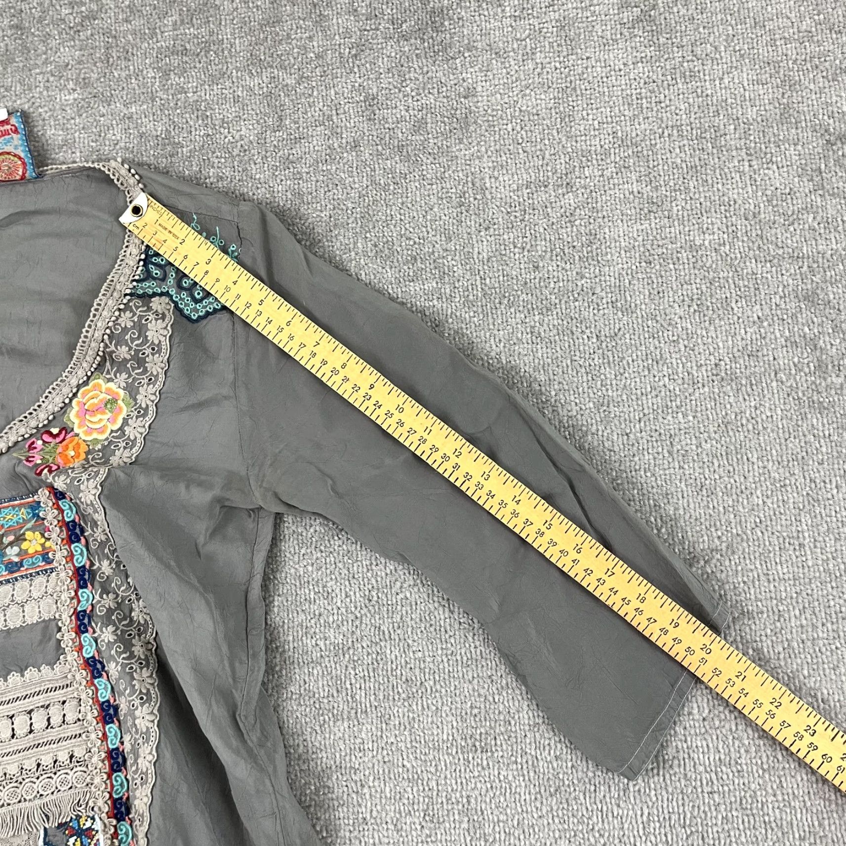 Johnny Was Johnny Was Women’s XS Gray Floral Embroidered Tunic Blouse V-Neck Casual Preppy Size XS / US 0-2 / IT 36-38 - 7 Thumbnail