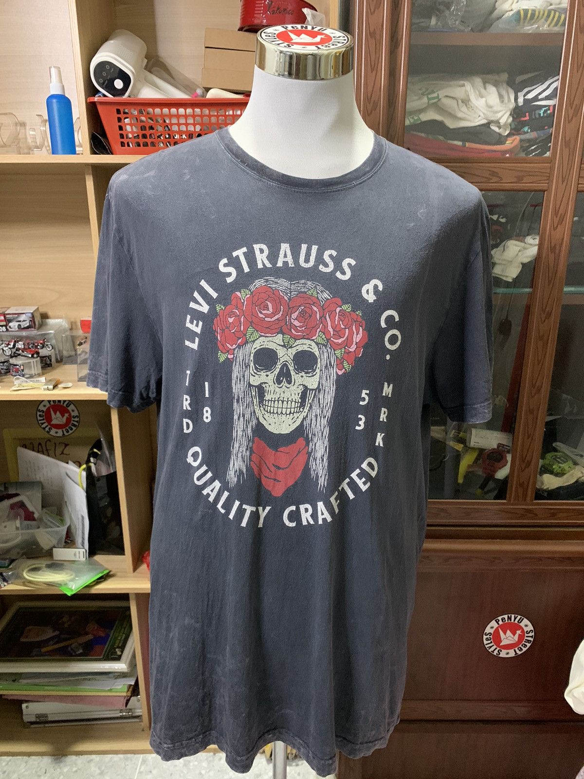 If Six Was Nine Vintage Inspired Black Tie Dye Levi's Skull Rose Tshirt Size US XL / EU 56 / 4 - 1 Thumbnail
