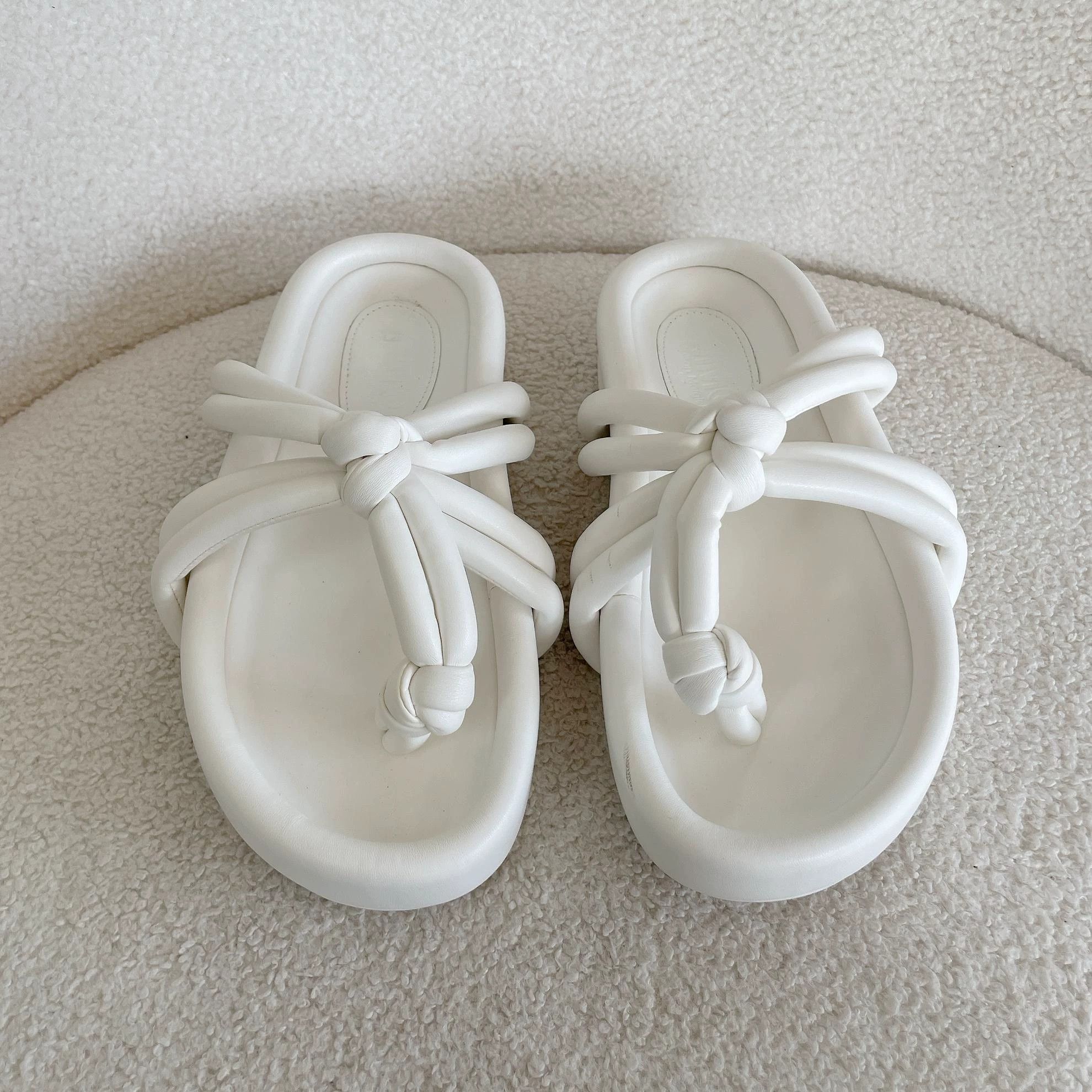 Maison Margiela MM6 Maison Margiela White Lambskin Flip Flops 39 Size US 9 / IT 39 - 3 Thumbnail