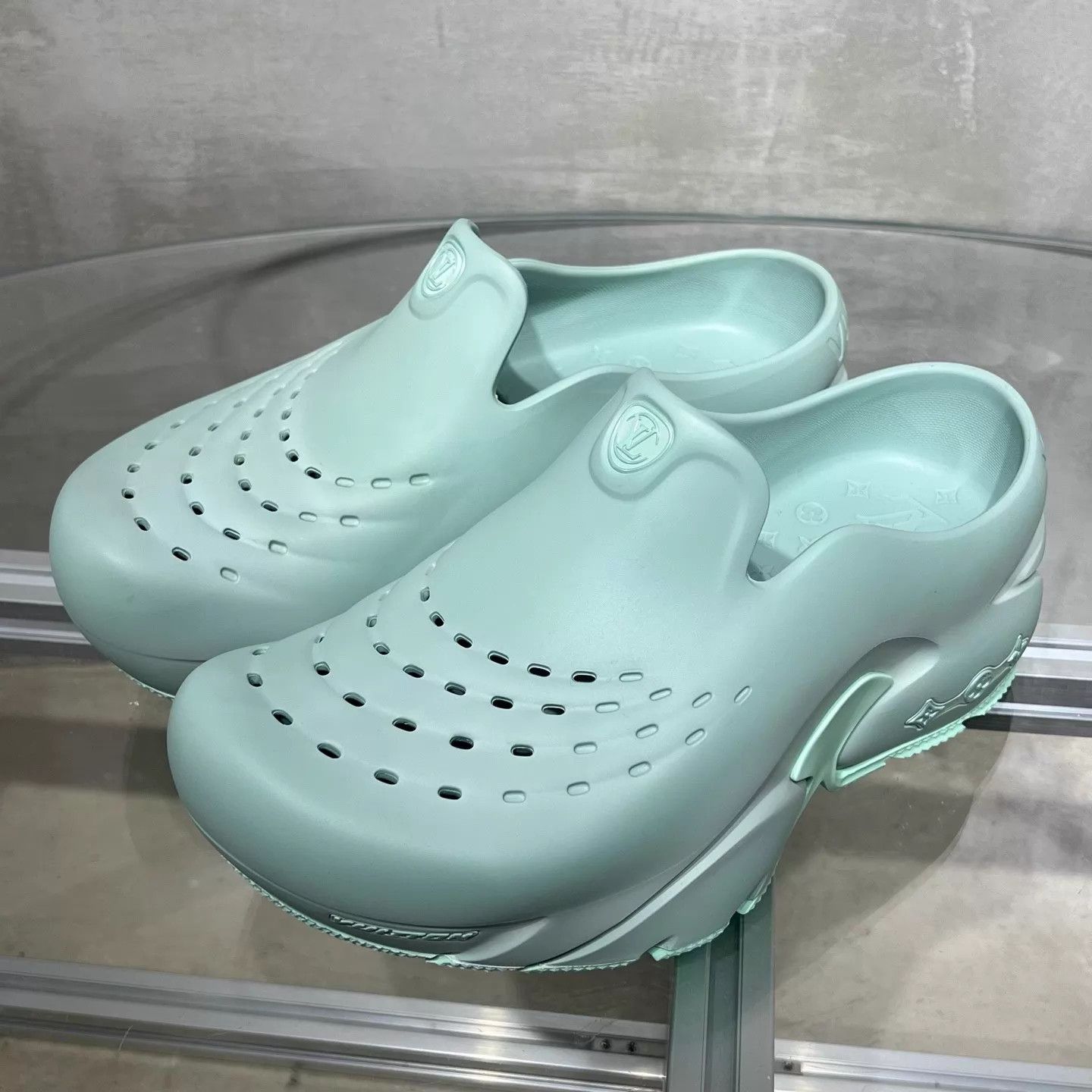 Louis Vuitton LV Shark Clogs Mint Green UK8/42 CD0395 Size US 9 / EU 42 - 2 Thumbnail