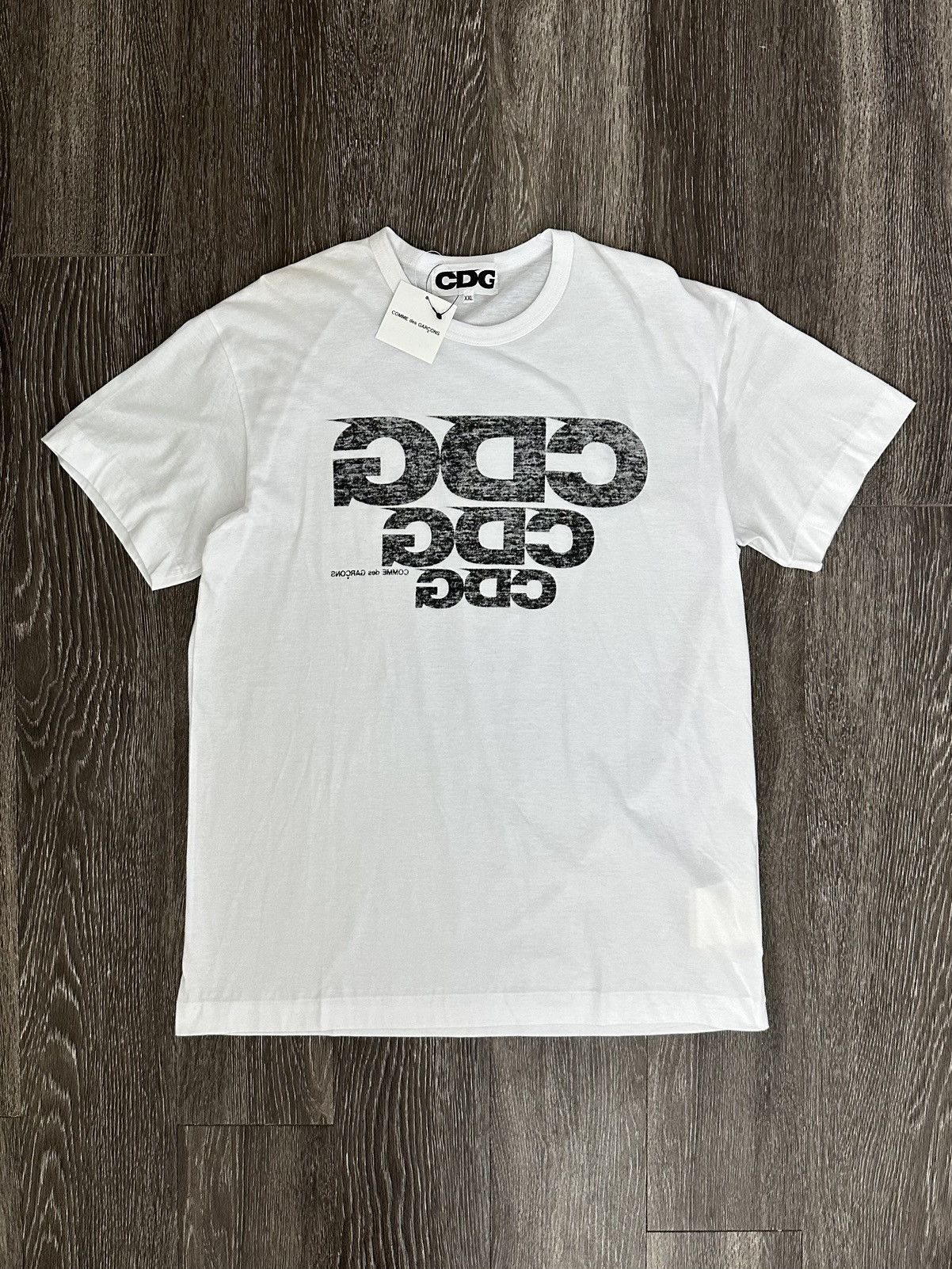 【COMME des GARCONS】INSIDE OUT PRINTED T-SHIRT カットソー CDG: Inside Out Logo T-Shirt (White) | DSMNY E-SHOP