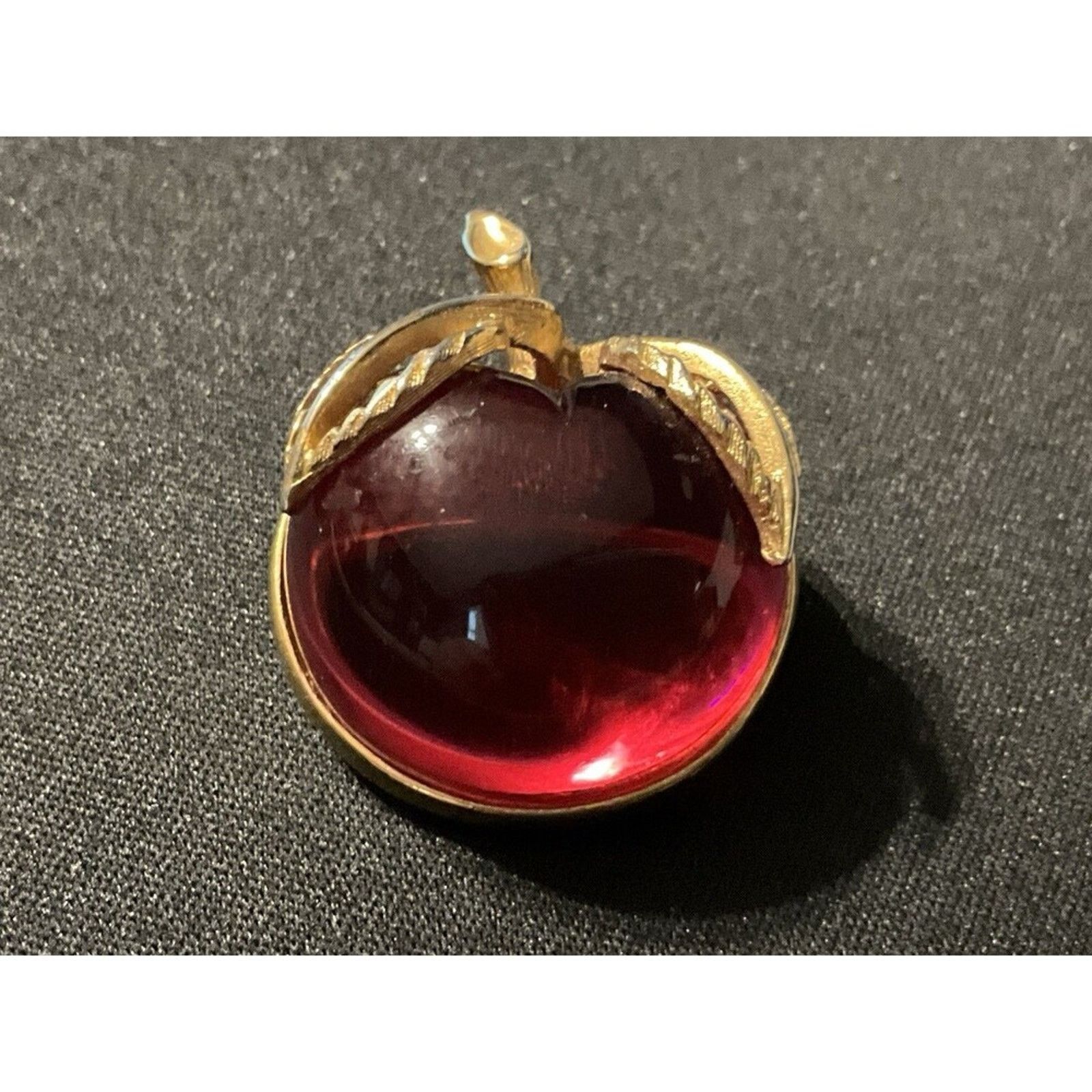 Other Sarah Coventry Gold Tone Lucite Apple Jelly Belly Brooch Size ONE SIZE - 1 Thumbnail