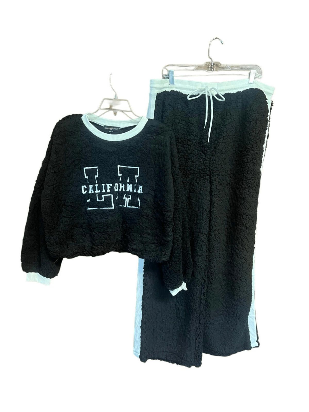 Almost Famous Almost Famous 2-Pc Sherpa Lounging Set 1X Top 2X Pants NWT Size XL / US 12-14 / IT 48-50 - 1 Thumbnail
