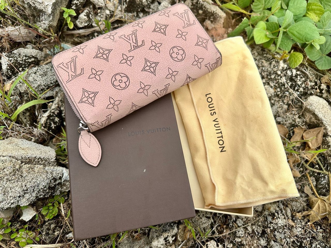 Louis Vuitton Authentic Louis Vuitton Monogram Mahina Magnolia Wallet Size ONE SIZE - 1 Thumbnail