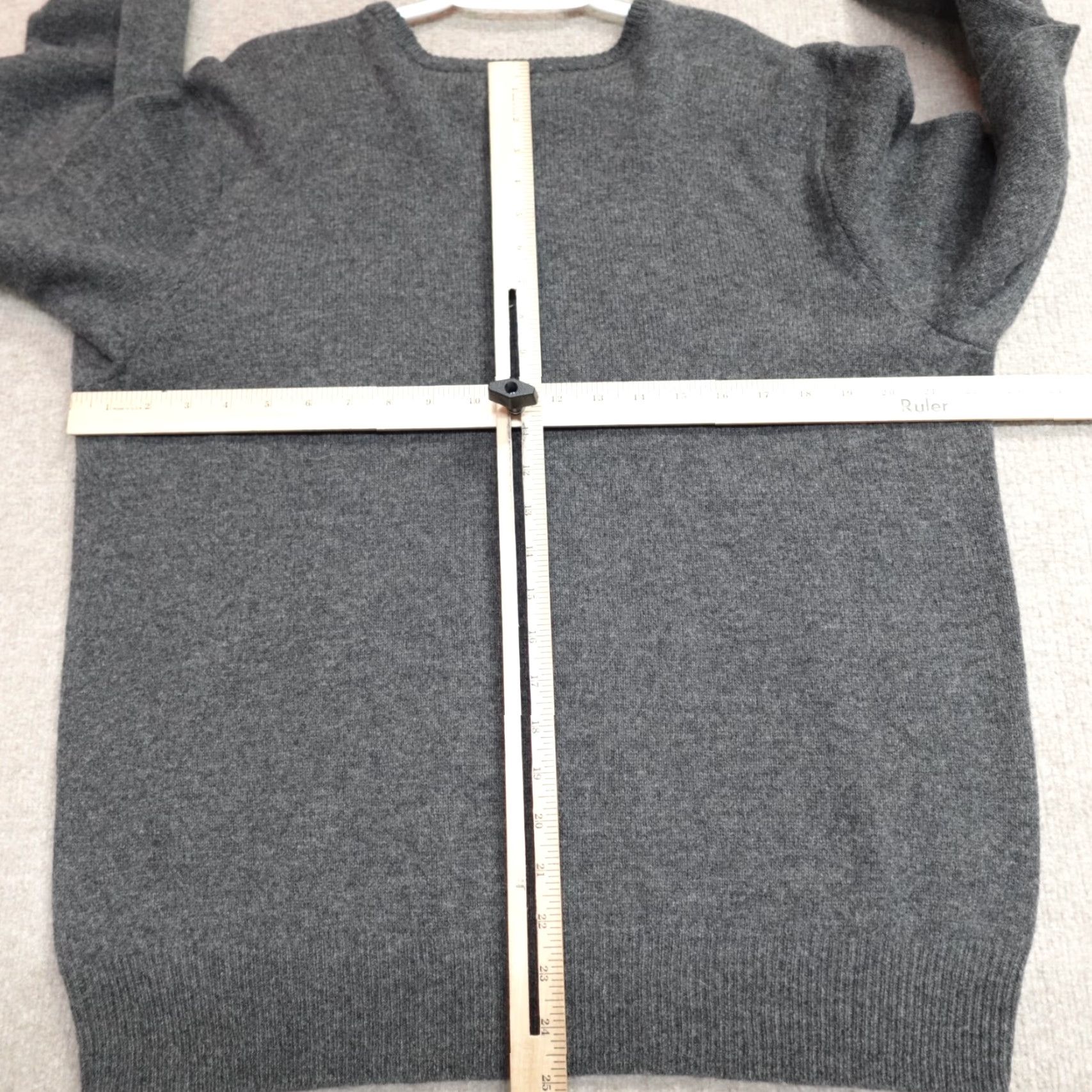 Polo Ralph Lauren Polo Ralph Lauren Sweater Wool V-Neck Large Gray Solid Pullover Men/L; L Size US L / EU 52-54 / 3 - 3 Thumbnail