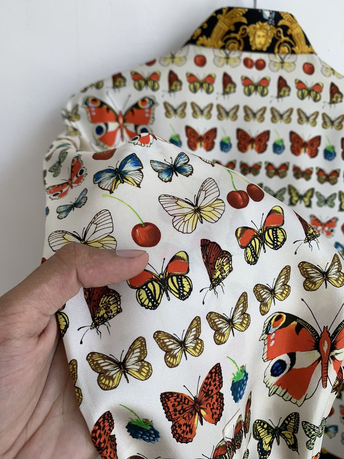 Versace Vintage 90s Gianni Versace Gold Butterflies Silk Shirt Size M / US 6-8 / IT 42-44 - 18 Thumbnail