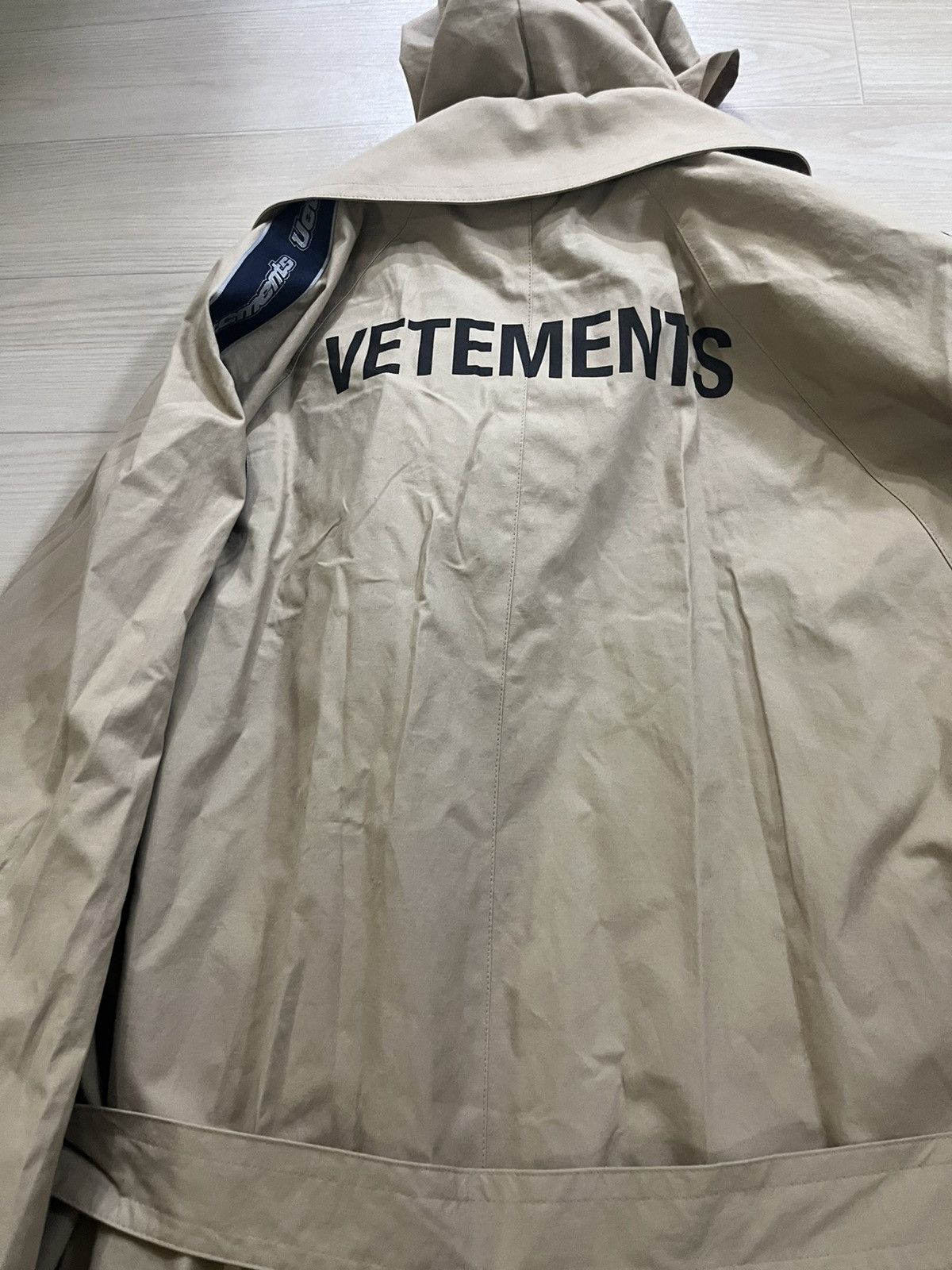 Vetements S Vetements back logo Tape logo oversized trench coat Size US S / EU 44-46 / 1 - 7 Thumbnail