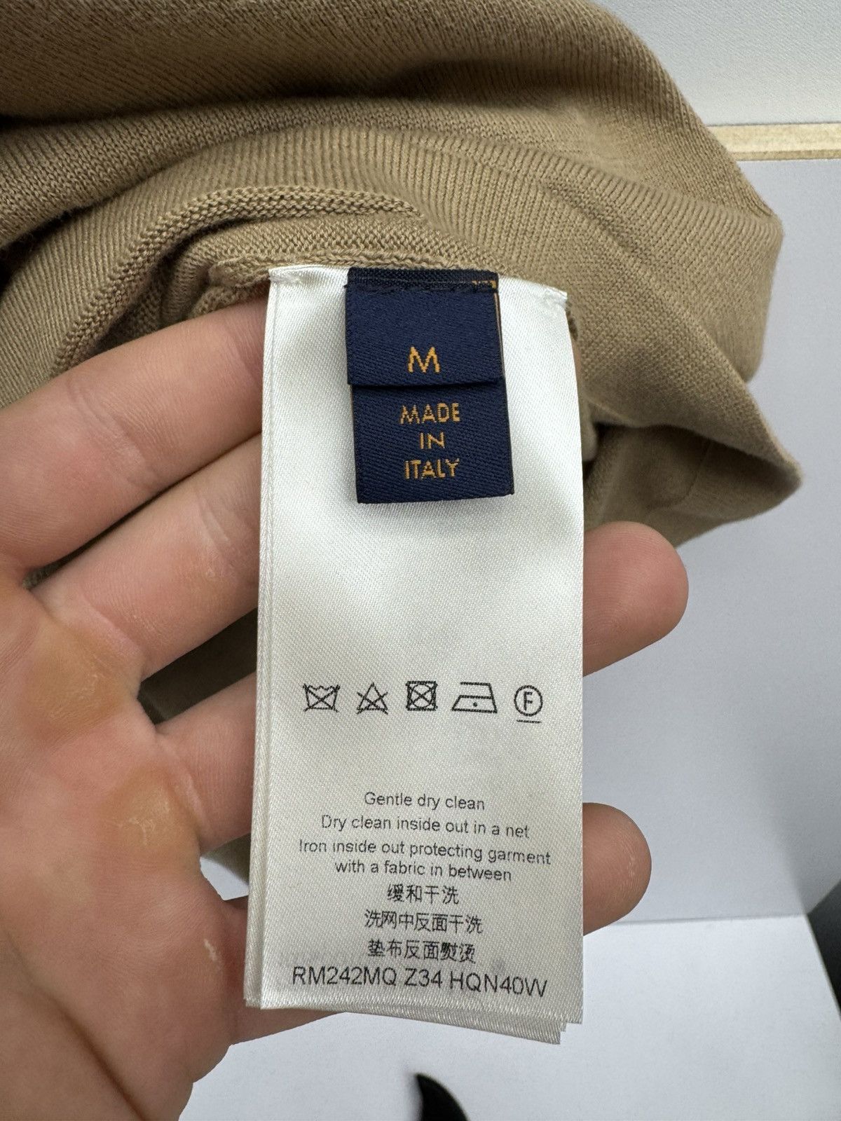 Louis Vuitton Louis Vuitton 24ss brown sleeve embossed logo tee Size US M / EU 48-50 / 2 - 6 Thumbnail