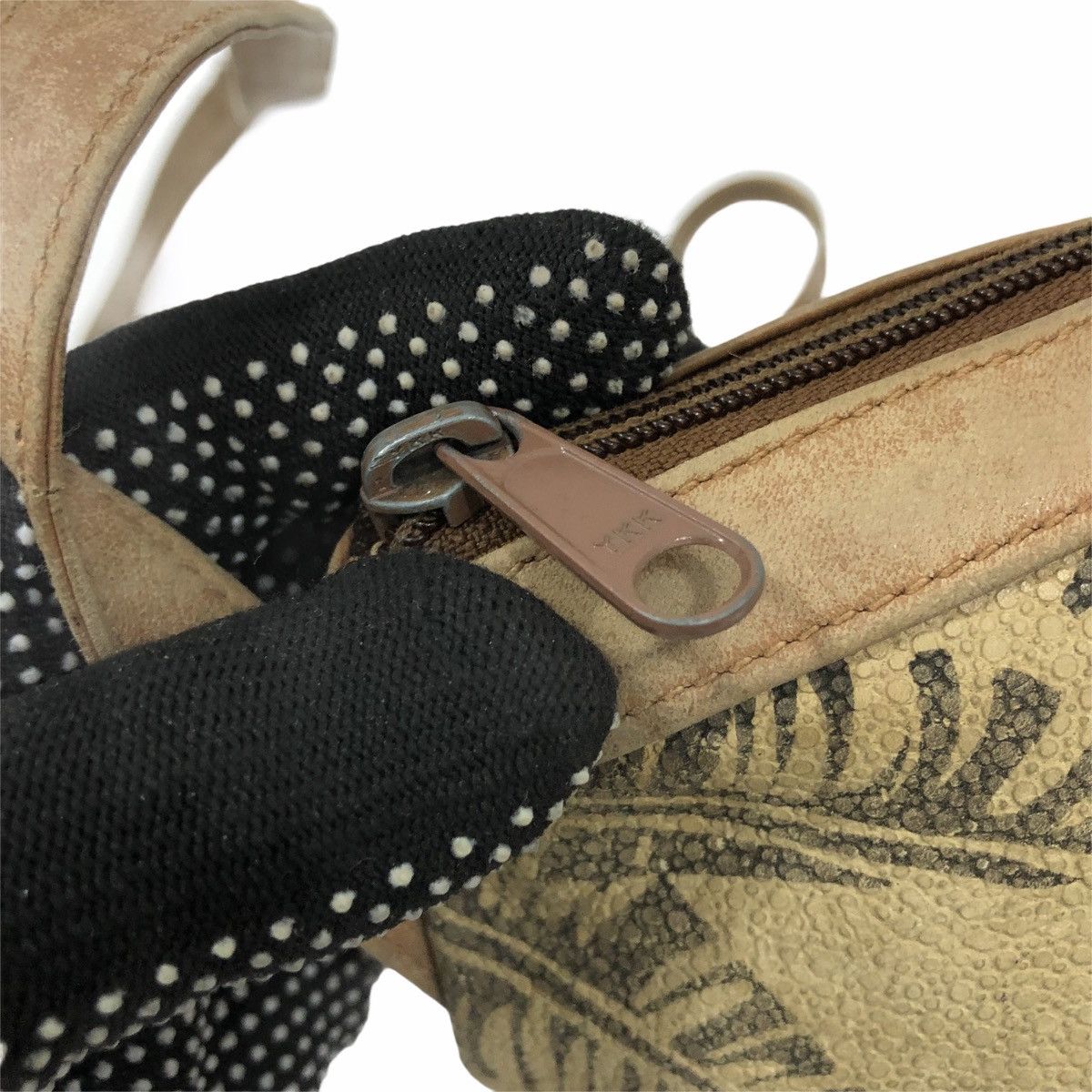 Vintage ‼️YES‼️ AUTHENTIC VINTAGE GUCCI TAN LEAF PRINT SHOULDER BAG Size ONE SIZE - 3 Thumbnail