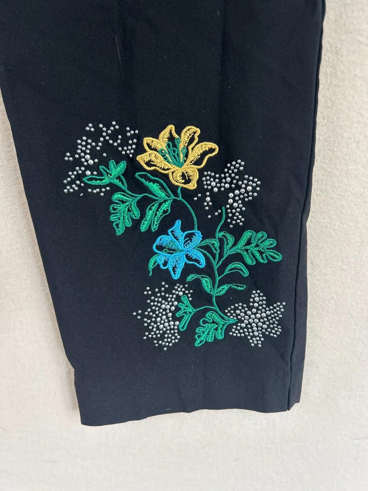 Designer Attyre Black Floral Embroidered Audrey Slim Ankle Pants Sz 8 Size 30" / US 8 / IT 44 - 3 Thumbnail