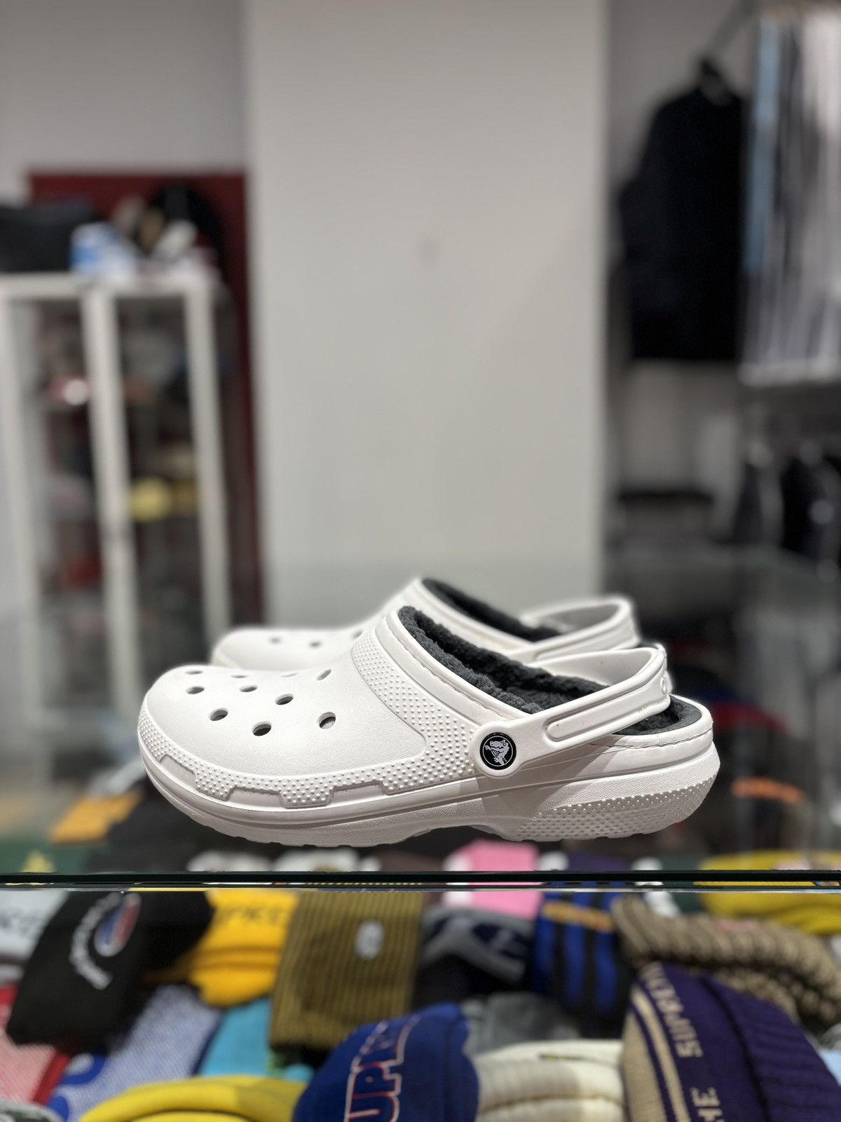 Crocs Crocs Men Classic Fuzz Lined Crocs White Size: 10 Size US 10 / EU 43 - 2 Thumbnail