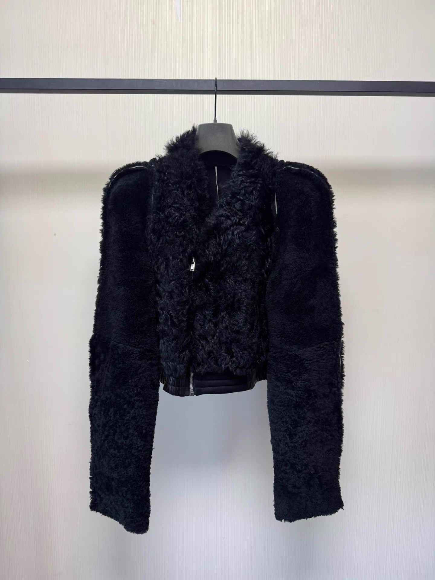 Rick Owens Rick Owens LARRY shearling padded shoulder fur Q8 Size US M / EU 48-50 / 2 - 1 Thumbnail