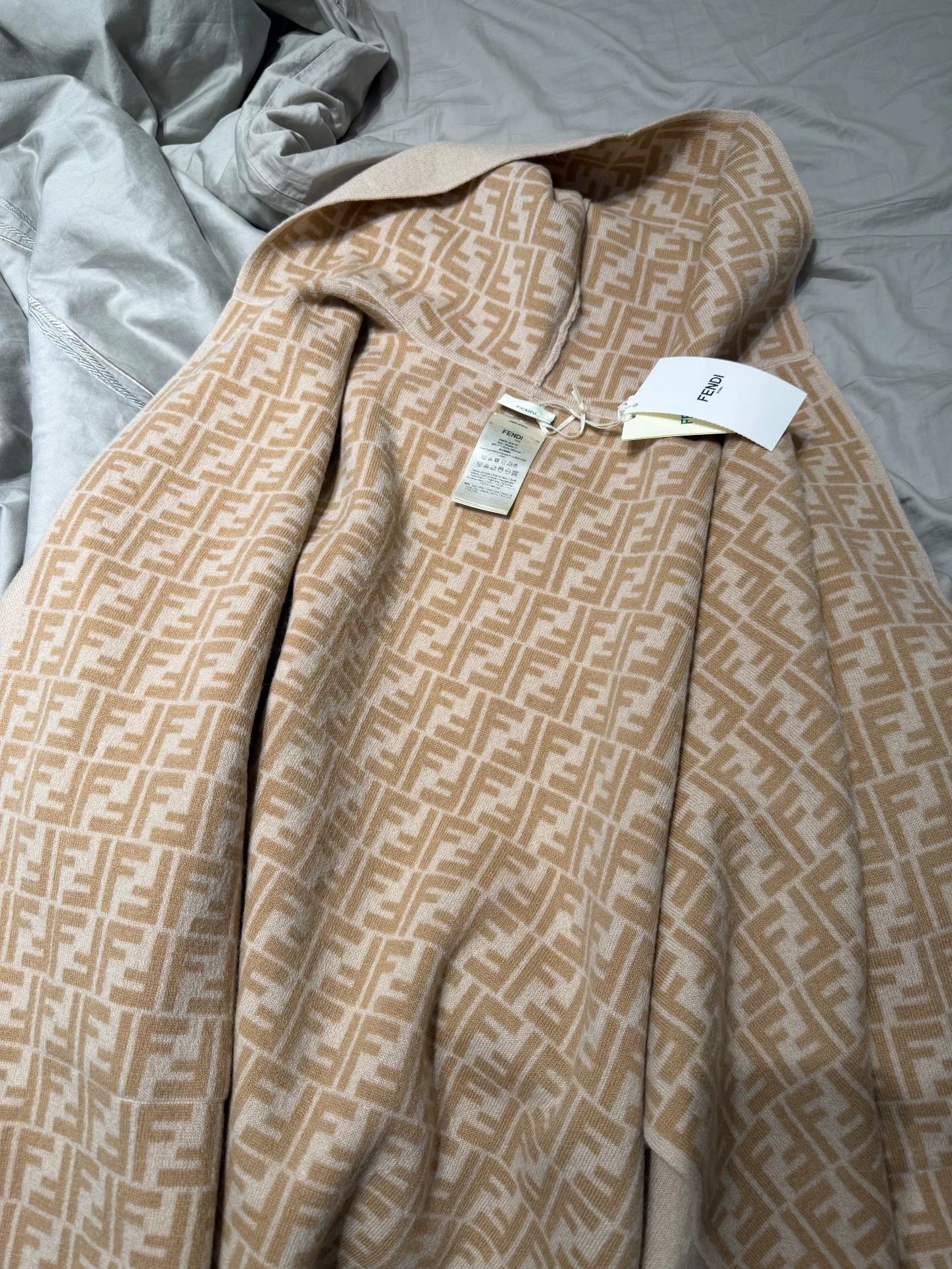 Fendi Fendi Beige Patterned Cloak Size 4 Size US S / EU 44-46 / 1 - 1 Thumbnail