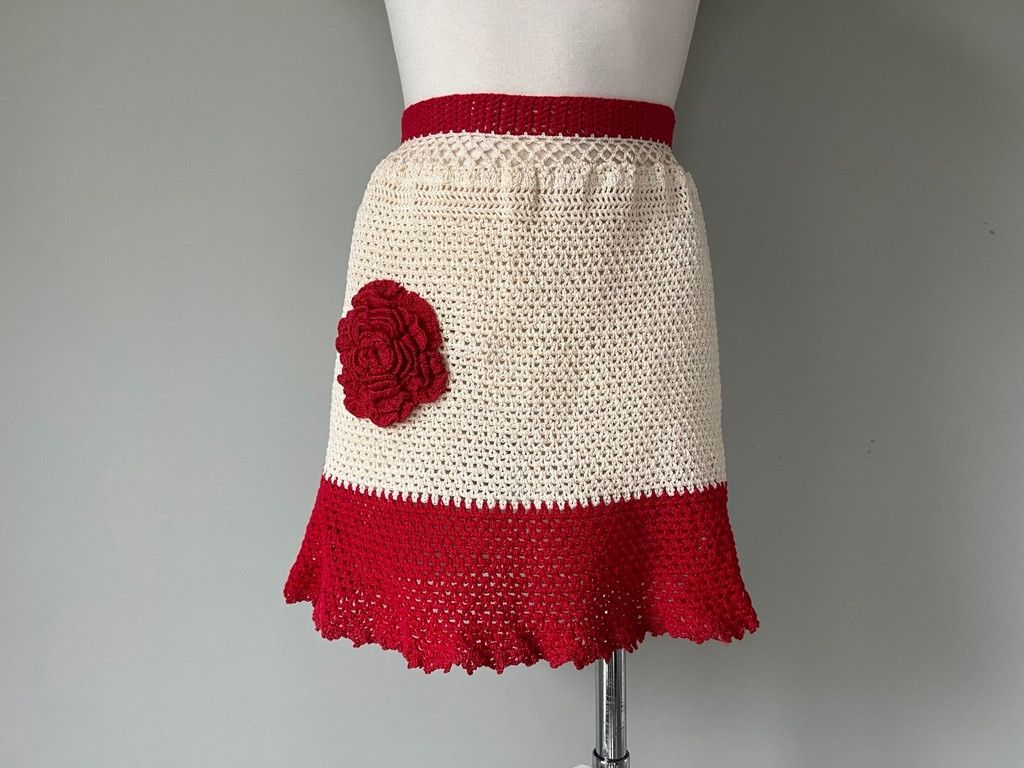 Handmade 1960s Vintage Deadstock Handmade Crochet Rose Kitchen Apron Size ONE SIZE - 1 Thumbnail