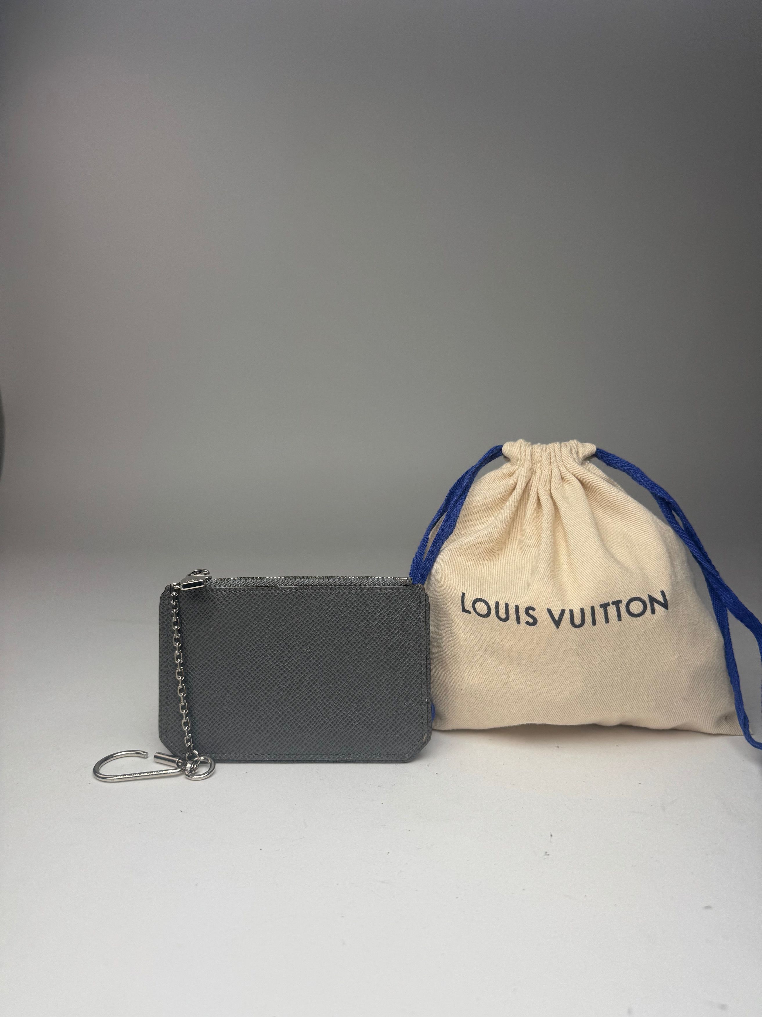 Louis Vuitton Vintage Le Dauphine Leather Card Holder Grey Size ONE SIZE - 1 Thumbnail