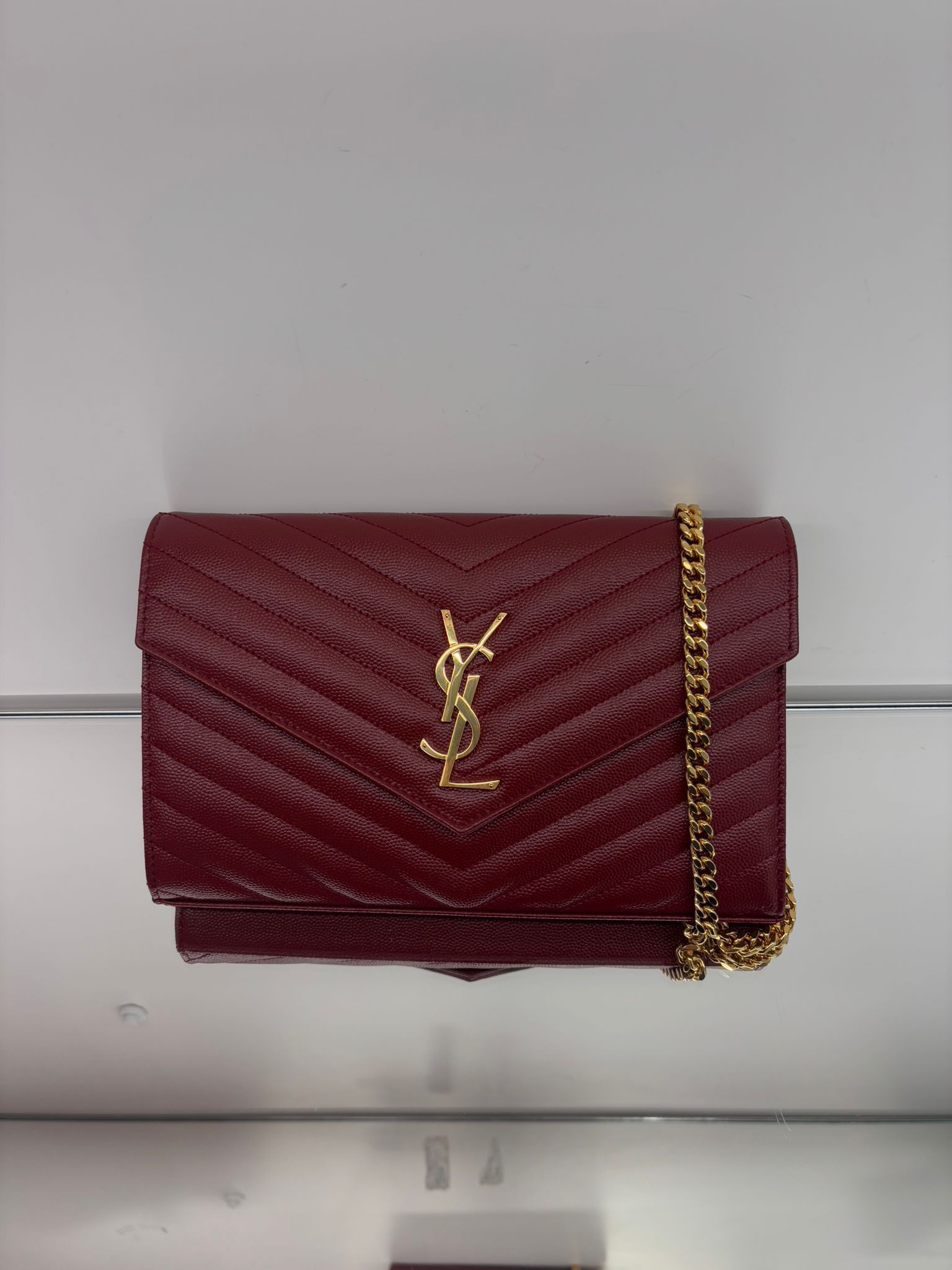 Saint Laurent Paris o1tp1o1224 Size: OS/Cassandra Wallet On Chain in Red Size ONE SIZE - 3 Thumbnail