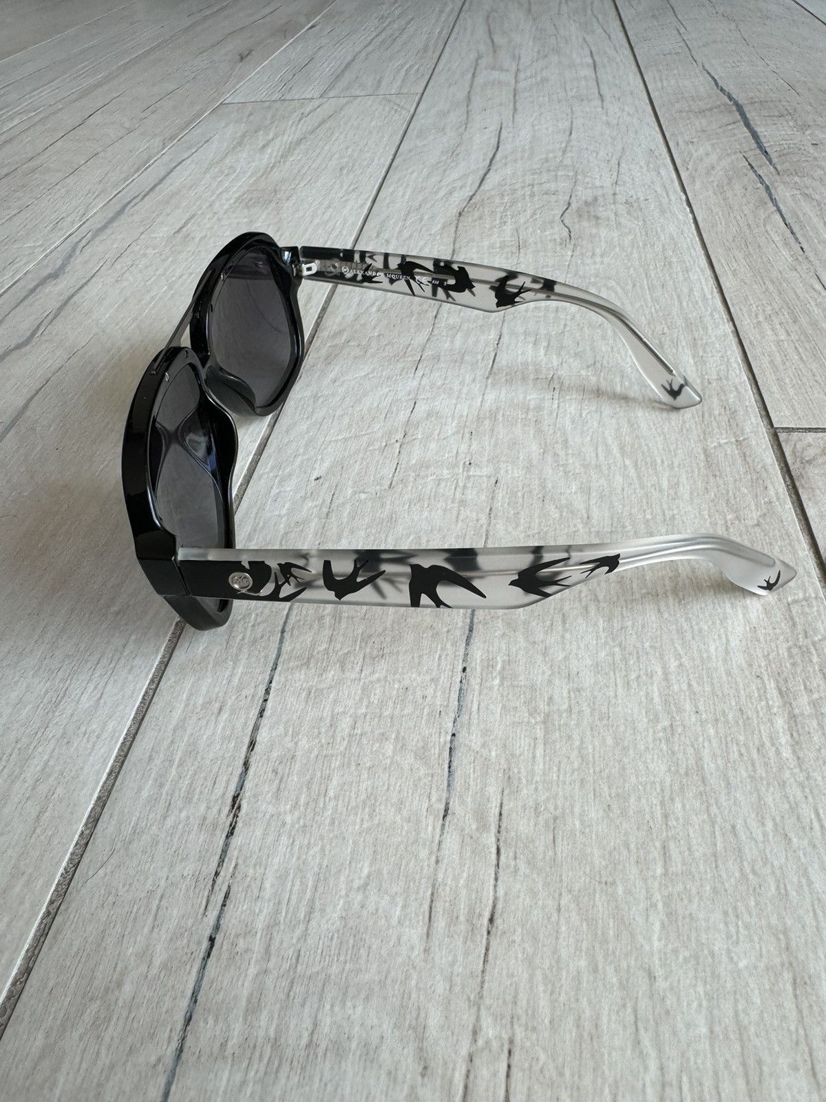 Alexander McQueen MCQ Swan All Over Printed Aviator Sunglasses Size ONE SIZE - 3 Thumbnail