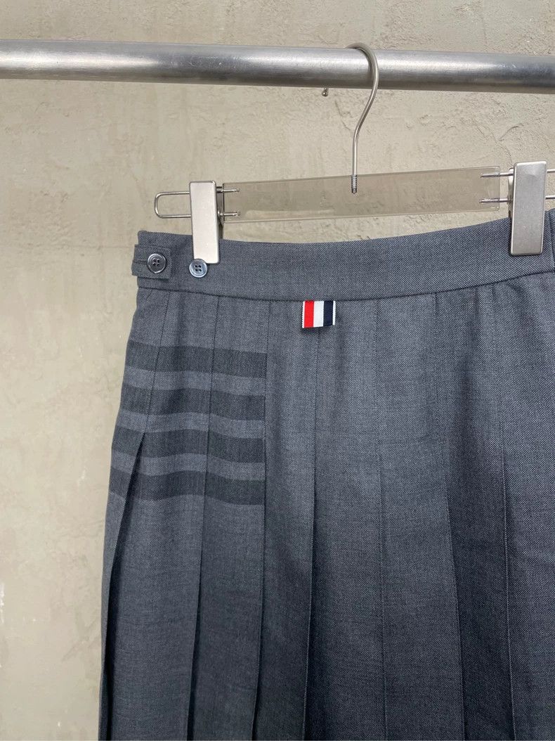 Thom Browne Thom browne Gray new four-striped pleated skirt short skirt Size 24" / US 00 / IT 34 - 5 Thumbnail
