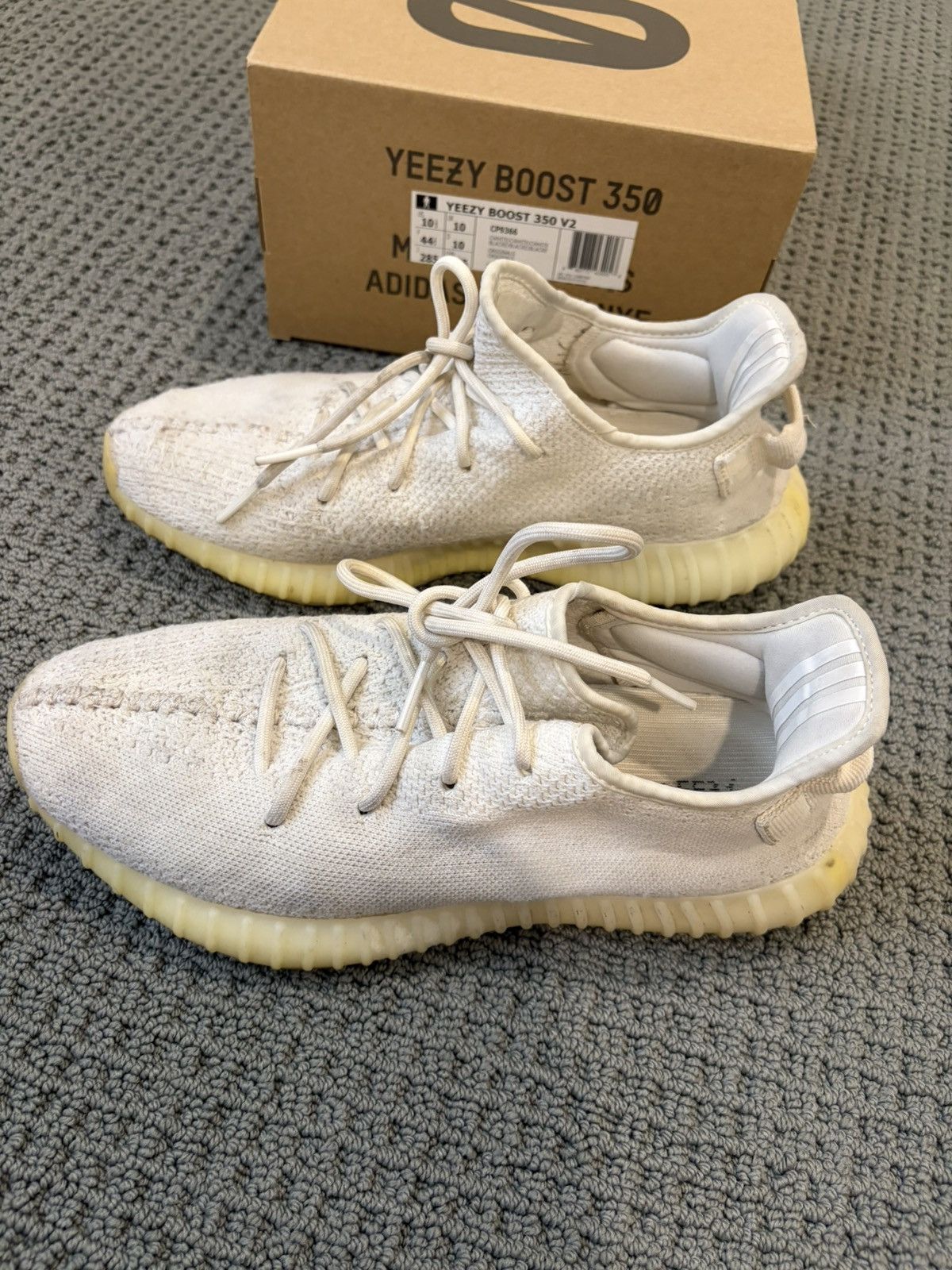 Yeezy Yeezy 350 v2 in Triple White. Excellent Size US 10.5 / EU 43-44 - 4 Thumbnail
