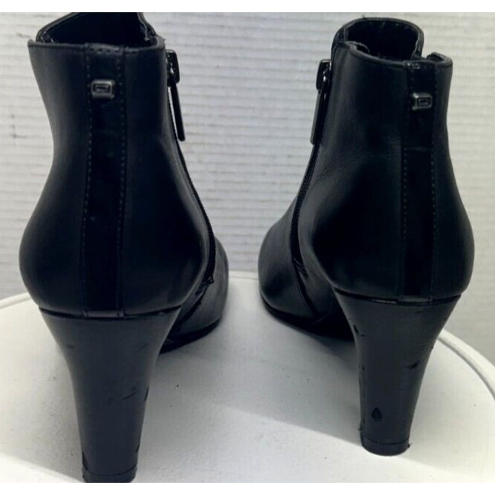 Vintage Bandolino Wincer Womens 7M 38 black leather ankle boots Booties Zip Sides heels Size US 7 / IT 37 - 6 Thumbnail