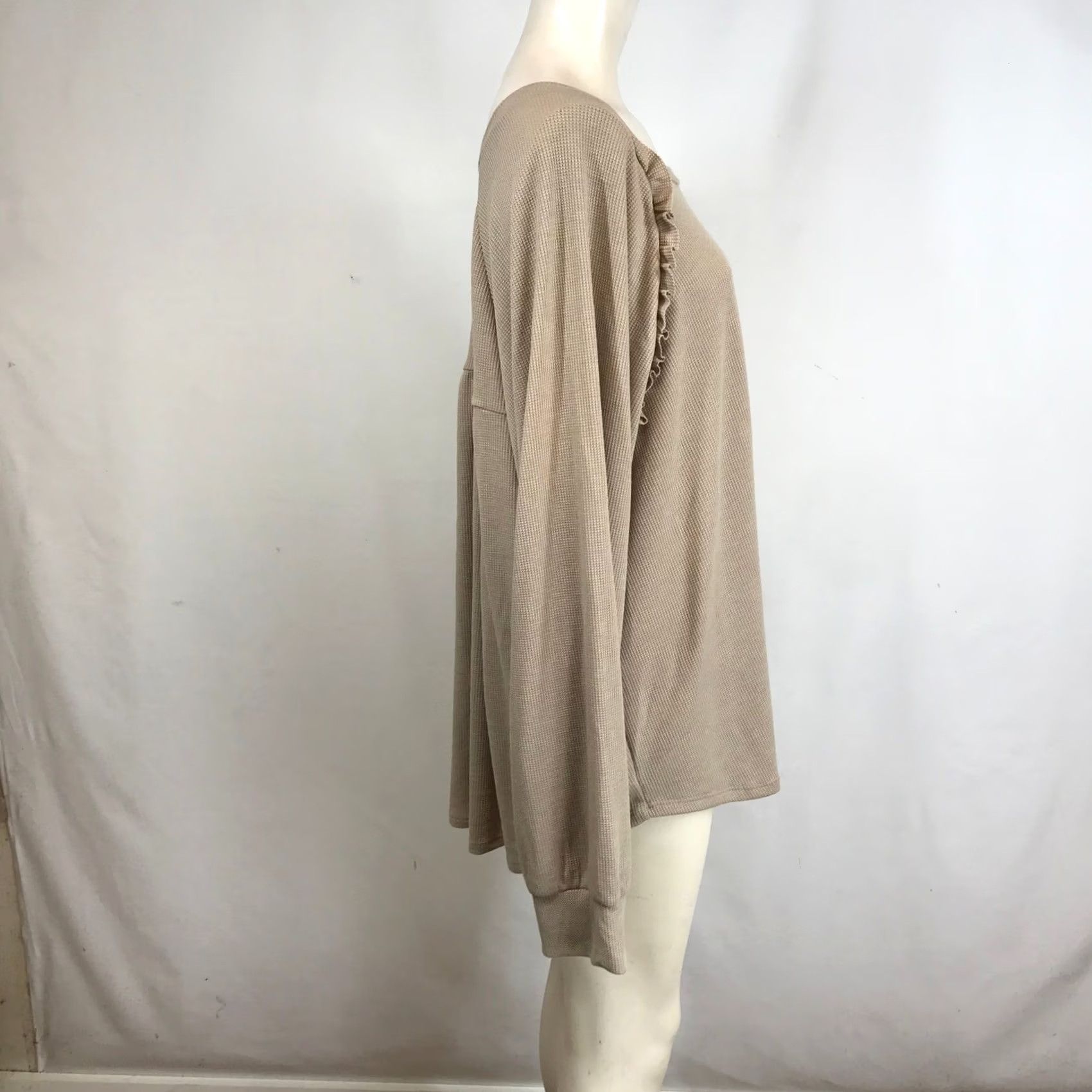 Vintage LIKE LOVE Tan Waffle Knit Ruffle Sleeve Long Sleeve Top Women's 2X Size XXL / US 16-18 / IT 52-54 - 4 Thumbnail