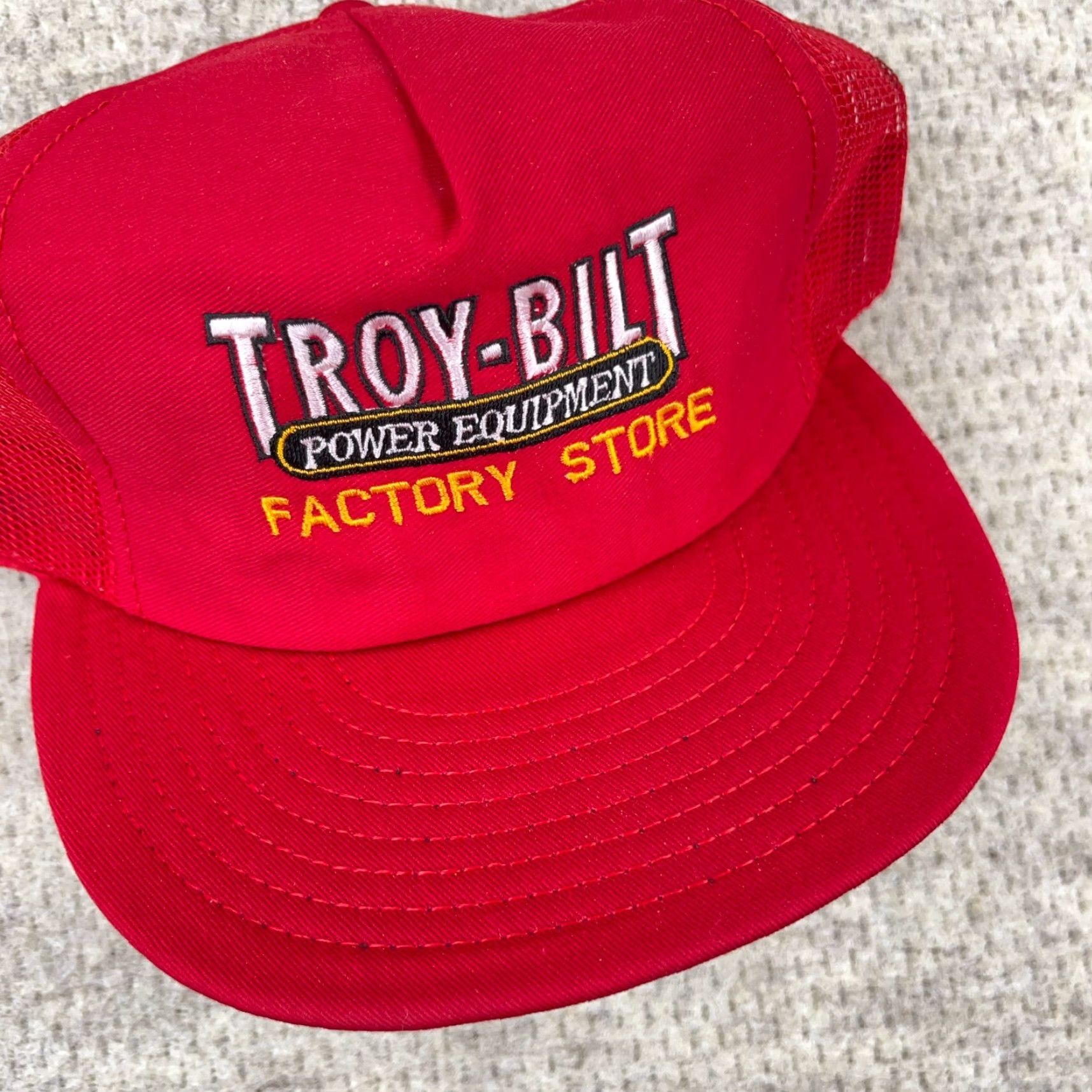 Vintage VINTAGE Louisville MFG Trucker Hat Cap - Red Cotton Twill Adjustable - 80s Retro American Style Mens Hat Size ONE SIZE - 3 Thumbnail
