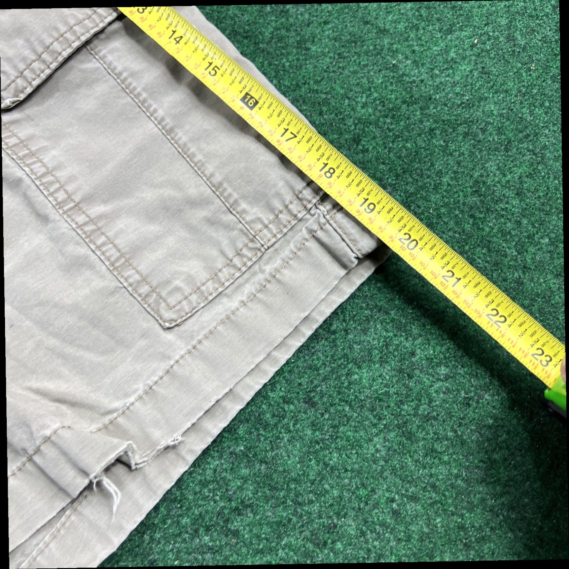 Wrangler Wrangler Men's Relaxed Mid Rise Faded Khaki Y2K Classic Cargo Shorts Size 36x10 Size US 36 / EU 52 - 7 Thumbnail