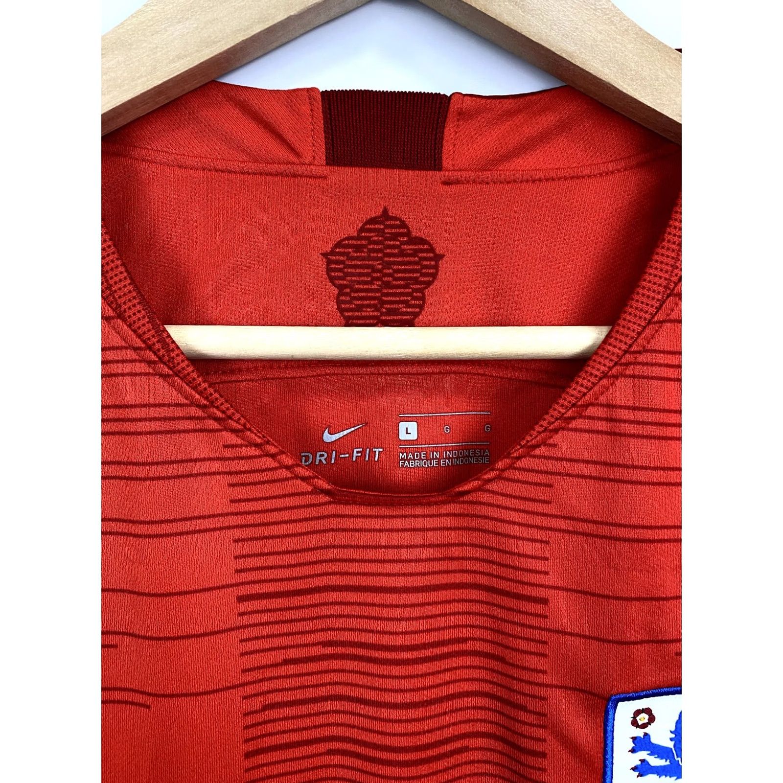 Nike VINTAGE England soccer jersey T-Shirt Mens L Red Nike Retro Hype 2000s Y2K Rare Vintage England soccer jersey T-Shirt Red Nike Mens L Size US L / EU 52-54 / 3 - 4 Thumbnail