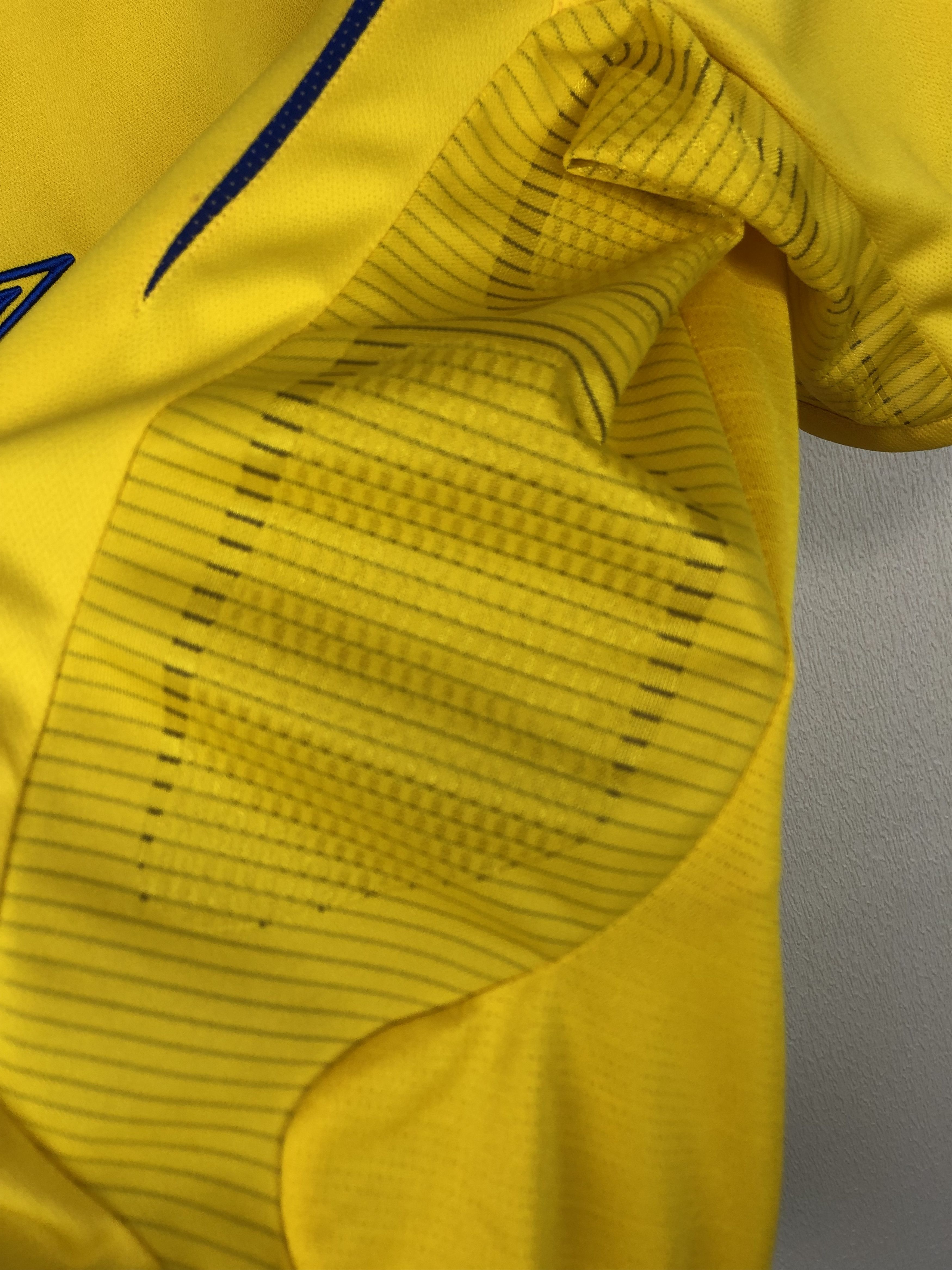 Umbro Sweden football shirt 2005 Soccer Umbro Jersey Tee Hype Size US M / EU 48-50 / 2 - 6 Thumbnail