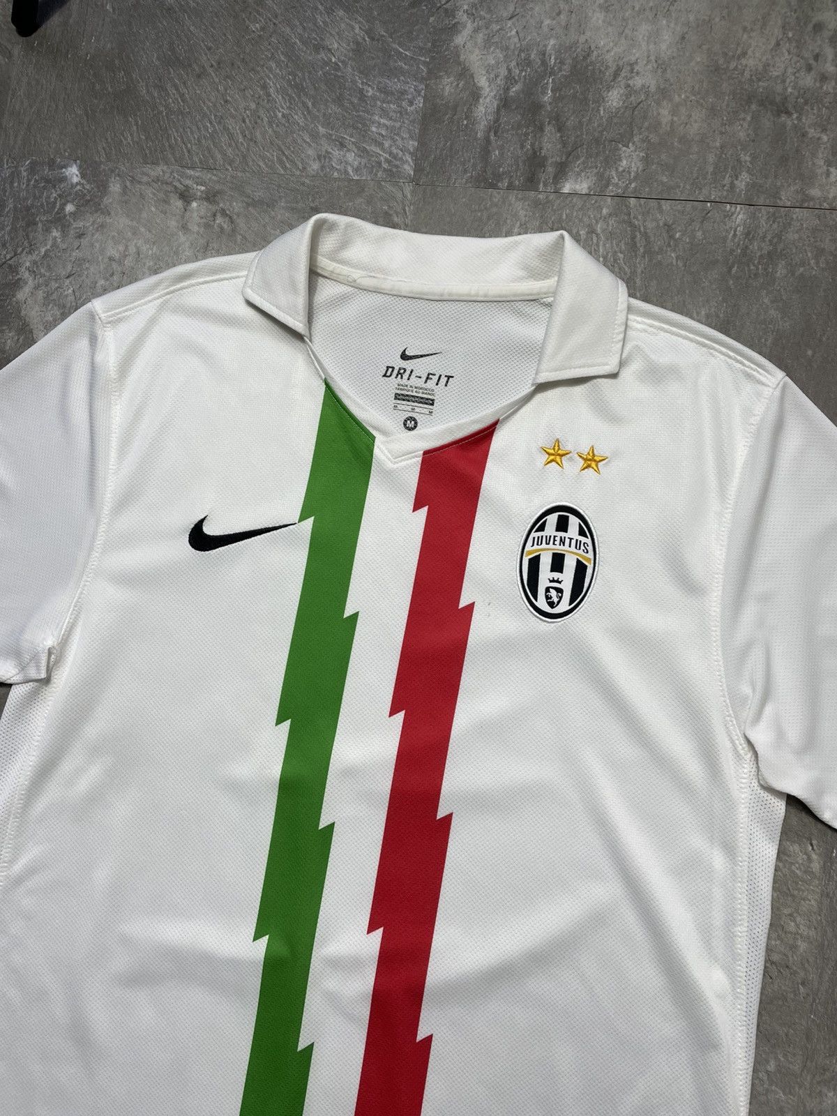 Nike NIKE JUVENTUS 2010/2011 AWAY FOOTBALL SHIRT SOCCER JERSEY Size US M / EU 48-50 / 2 - 2 Thumbnail