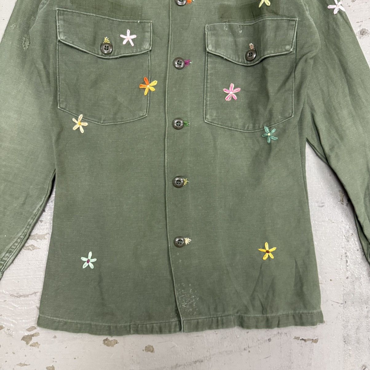 Vintage 1960s Shanana Mil Embroidered Daisy Utility Shirt in Olive Size US M / EU 48-50 / 2 - 3 Thumbnail
