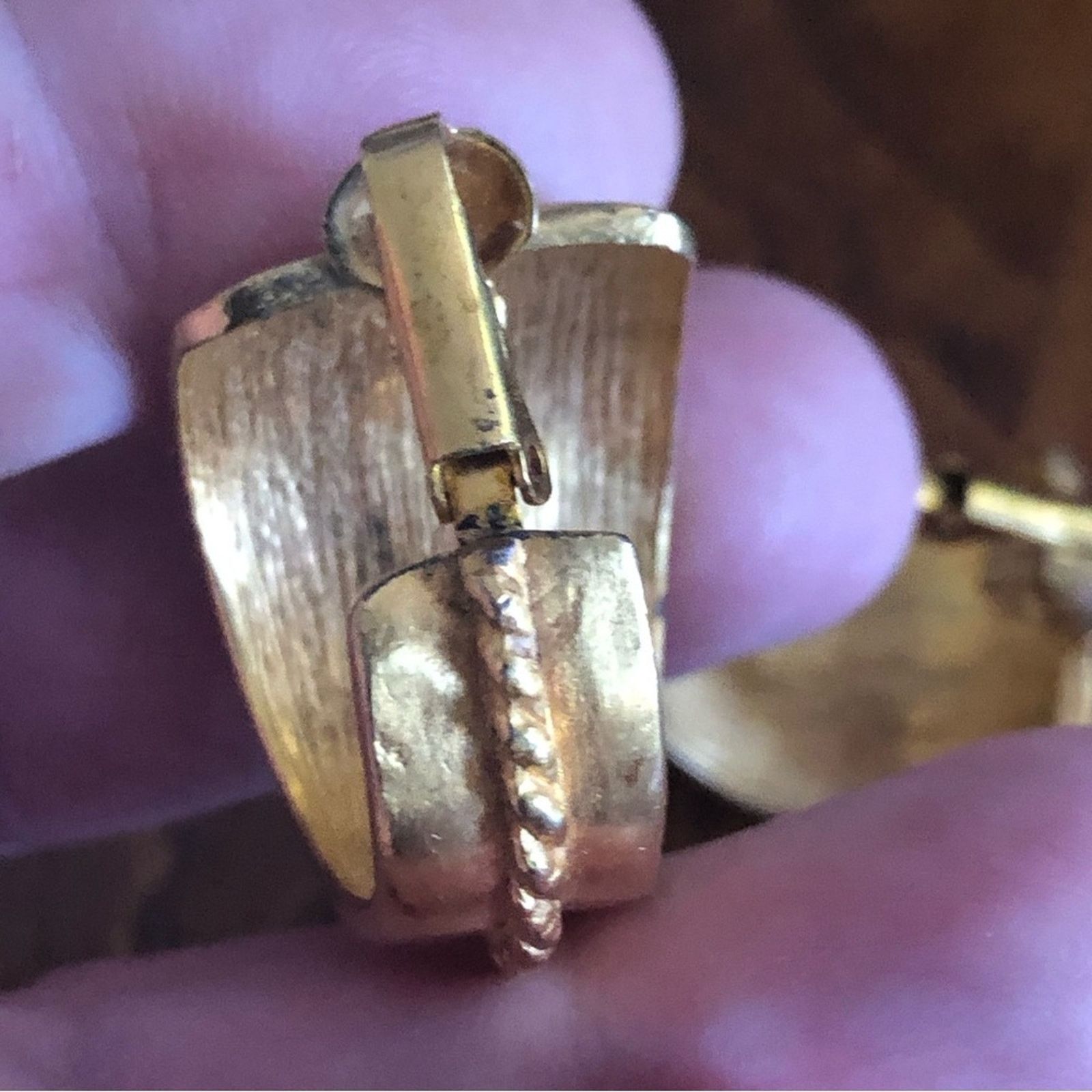 Kenneth Jay Lane Vintage 70s-80s Kenneth Jay Lane matte gold clip on earrings Size ONE SIZE - 11 Thumbnail