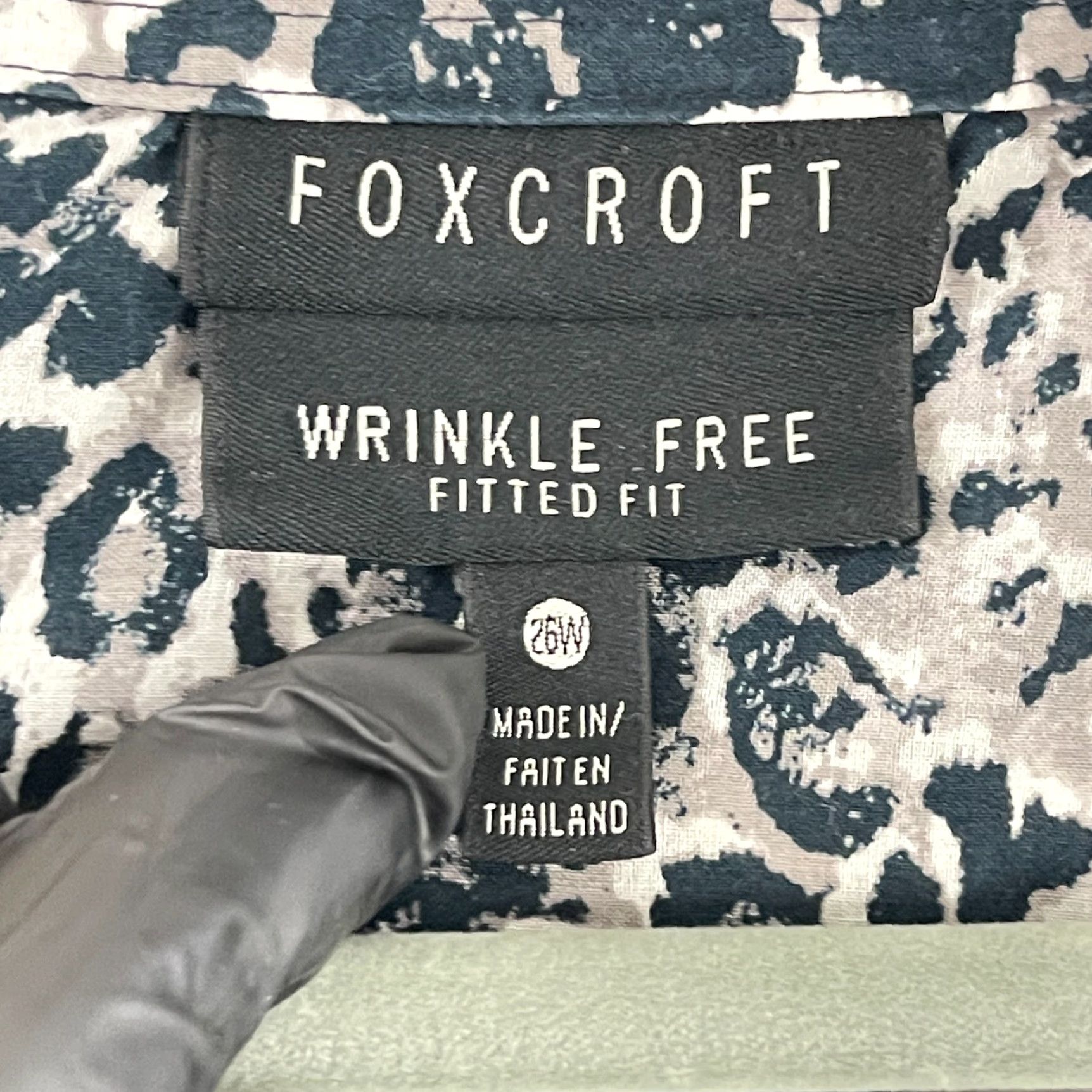 Vintage Foxcroft Button-Up Shirt Womens 26W Black Animal Print Fitted 3/4 Sleeve Shirt Womens Plus Size Black Animal Print Foxcroft Button-Up 26W Size 4XL / US 24-26 - 7 Thumbnail