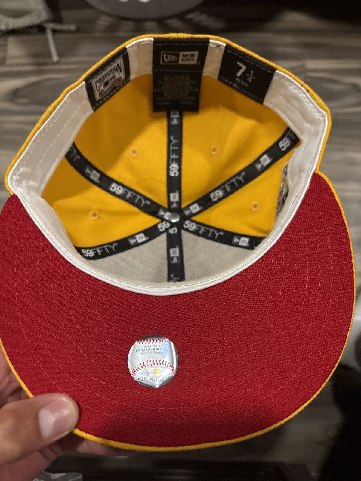 MLB × New Era Yellow New York Yankees Red Brim Size ONE SIZE - 3 Thumbnail