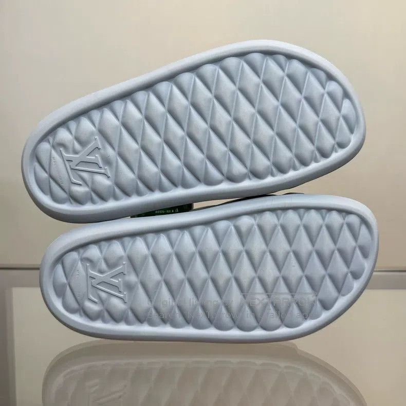 Louis Vuitton Louis Vuitton Silver embossed presbyopic slippers Size US 8 / EU 41 - 8 Thumbnail
