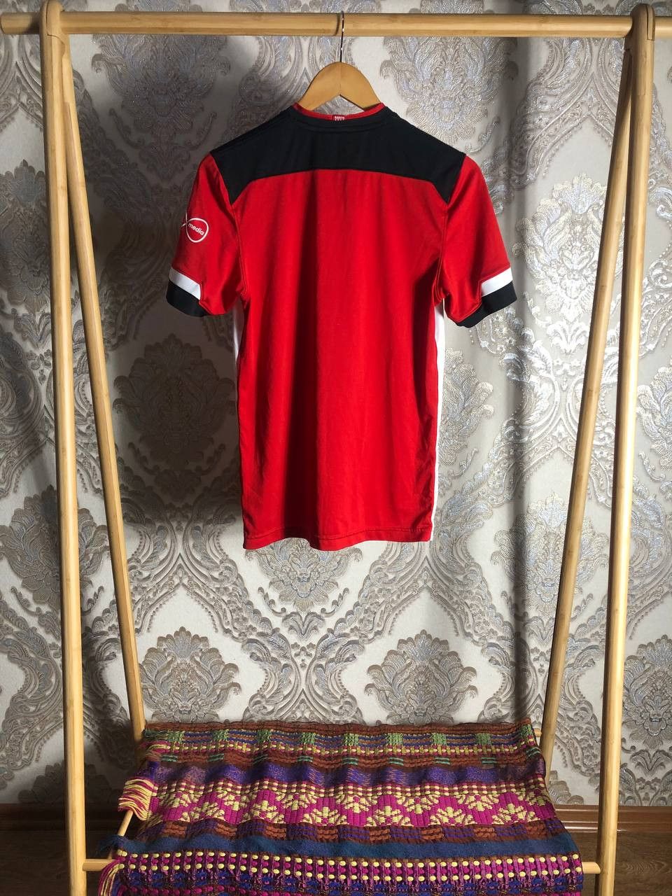 Under Armour Vintage FC Southampton England Soccer Jersey Retro Y2K Size US S / EU 44-46 / 1 - 9 Thumbnail