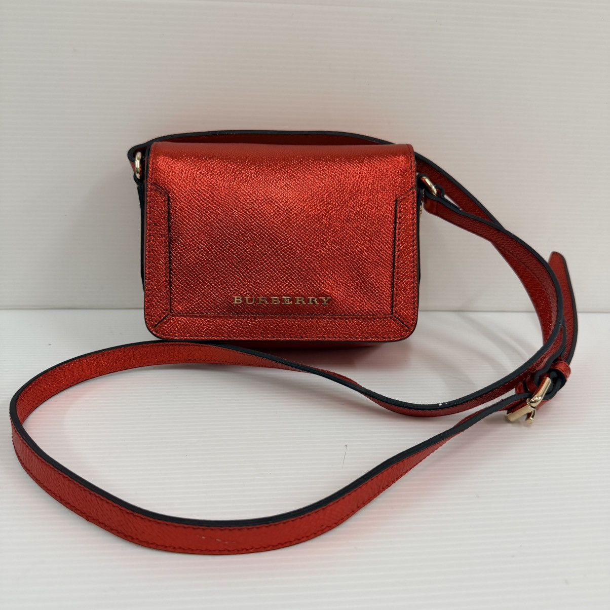 Burberry Burberry Leather Red Slingbag Size ONE SIZE - 1 Thumbnail