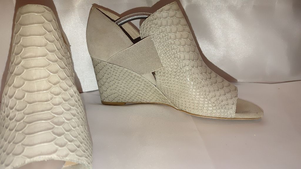 Donald Pliner Donald J. Pliner Snakeskin Embossed Leather Wedge Size 10M Size US 10 / IT 40 - 7 Thumbnail