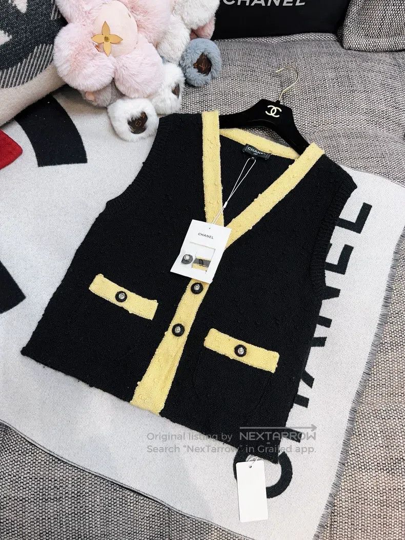 Chanel Chanel 24K black bean and yellow V-neck knitted vest Size XS / US 0-2 / IT 36-38 - 1 Thumbnail