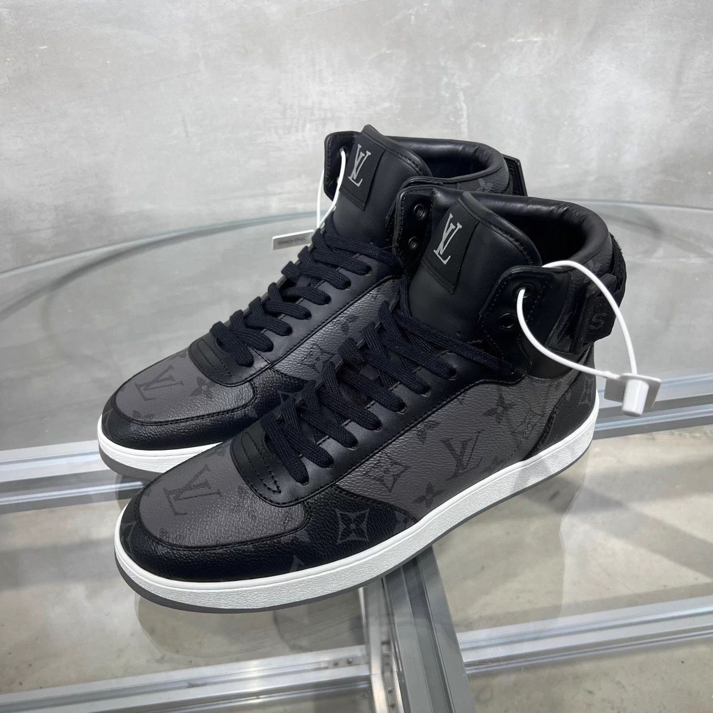 Louis Vuitton Louis Vuitton Rivoli Black Monogram Sneakers UK7 Size US 7 / EU 40 - 2 Thumbnail
