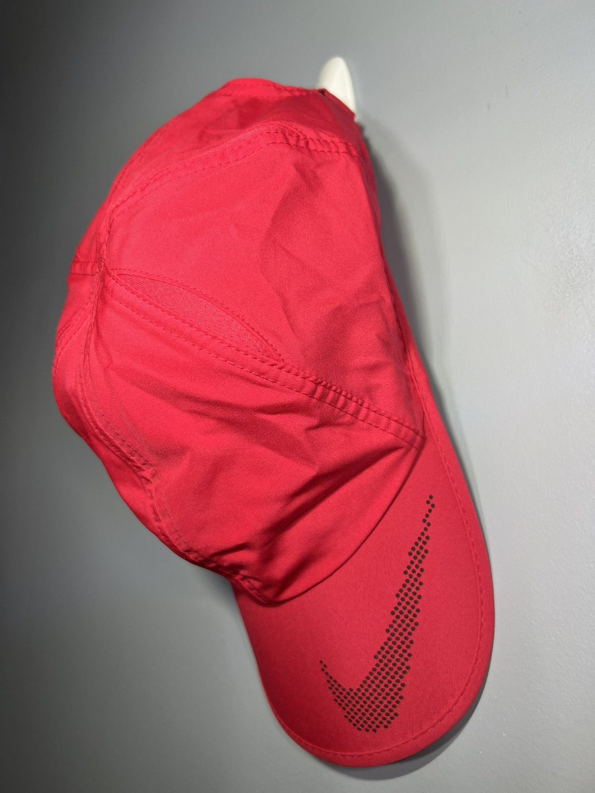 Nike Nike FeatherLight Hat Women Strapback Hot Pink Running Golf Size ONE SIZE - 1 Thumbnail