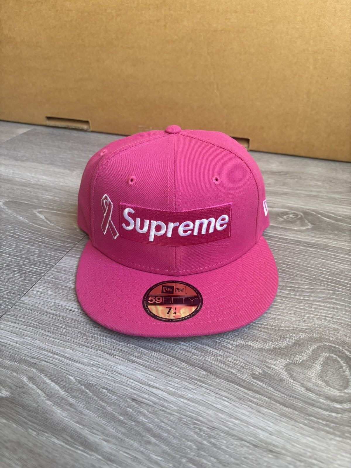 New Era × Supreme Supreme Pink Breast Cancer Box Logo New Era Fitted Size ONE SIZE - 1 Thumbnail