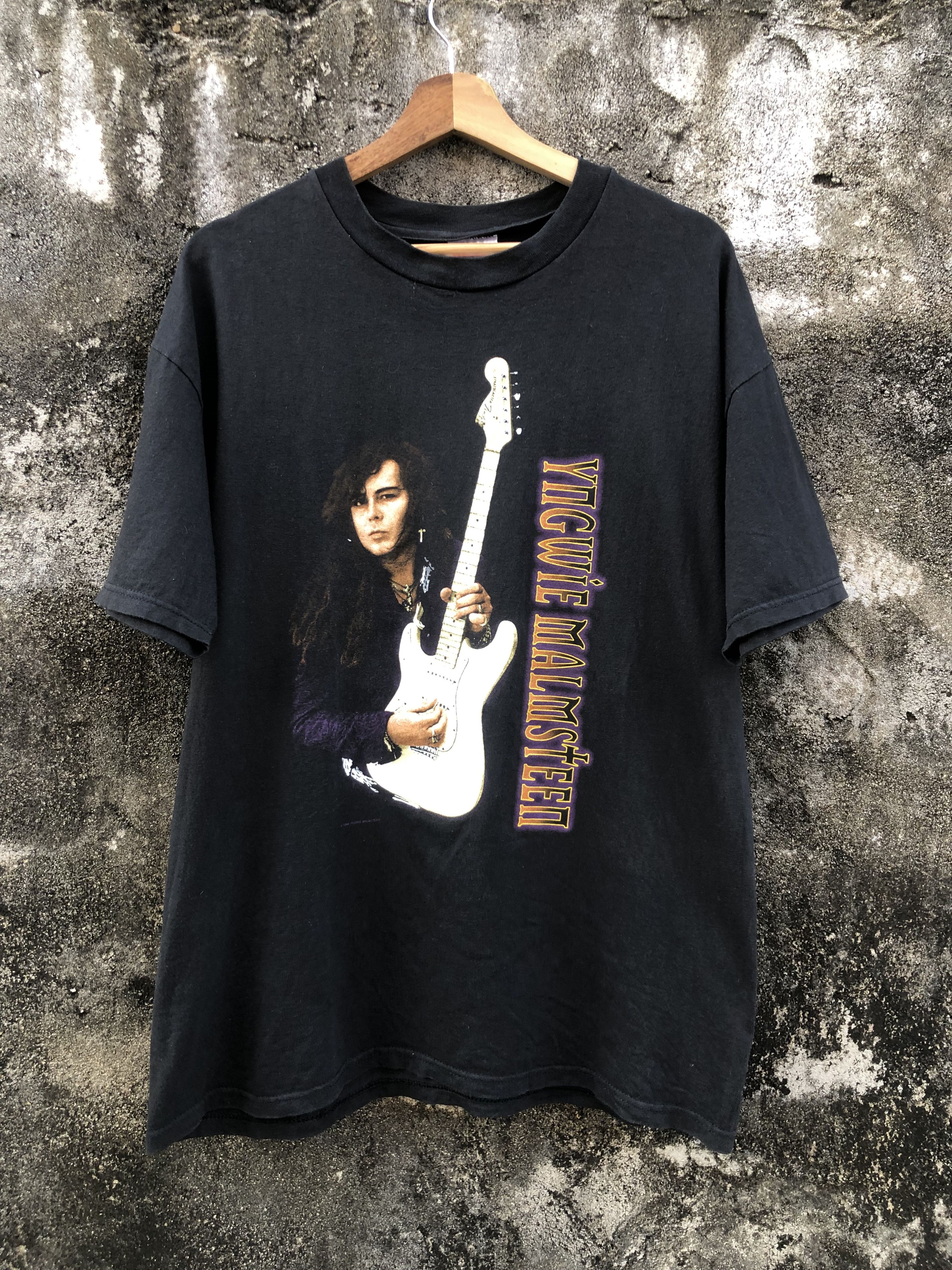 Band Tees 1990s Vintage Yngwie Malmsteen "Facing The Animal" Tshirt Size US L / EU 52-54 / 3 - 1 Thumbnail