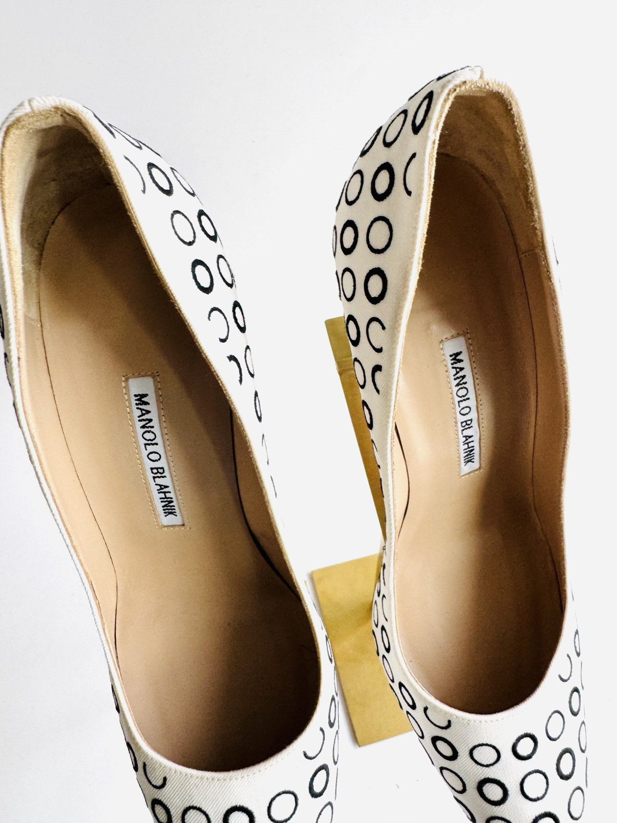 Manolo Blahnik Manolo Blahnik Bb pump embroidered black dots sz 40 Size US 10 / IT 40 - 9 Thumbnail