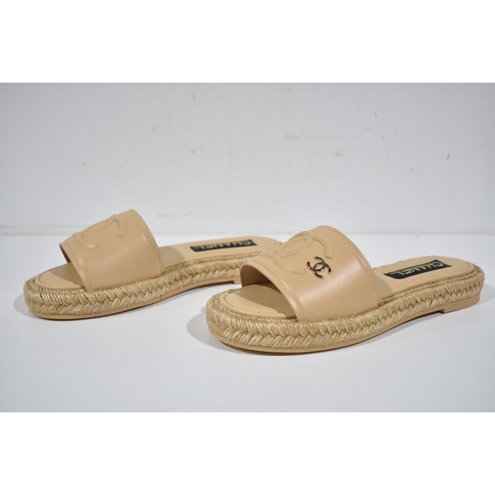 Chanel Chanel 23C Beige Lambskin Leather CC Logo Slide Sandal Size US 7 / IT 37 - 10 Thumbnail