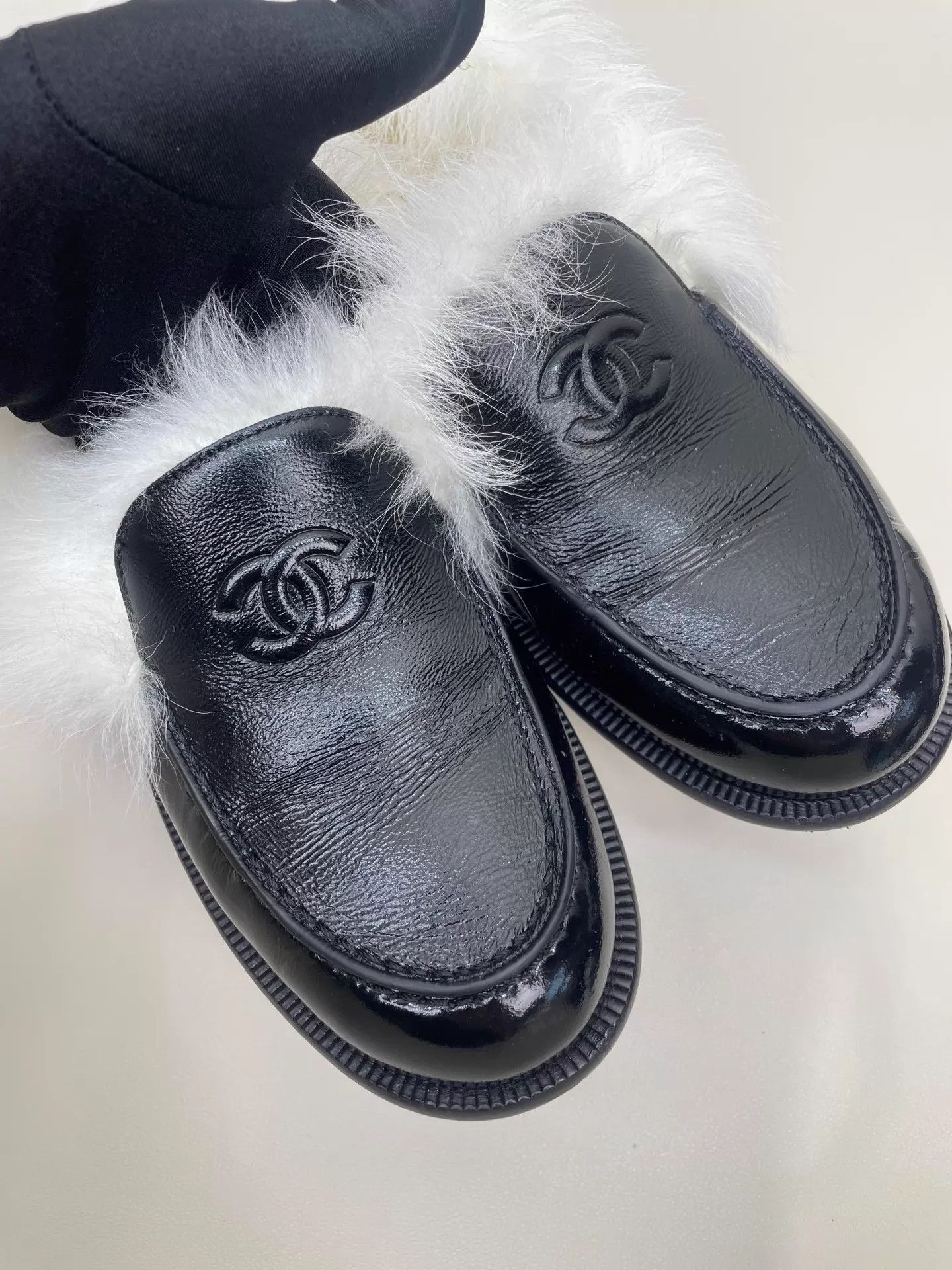 Chanel Chanel 25N Fur Loafer 37.5 Used Size US 7 / IT 37 - 3 Thumbnail