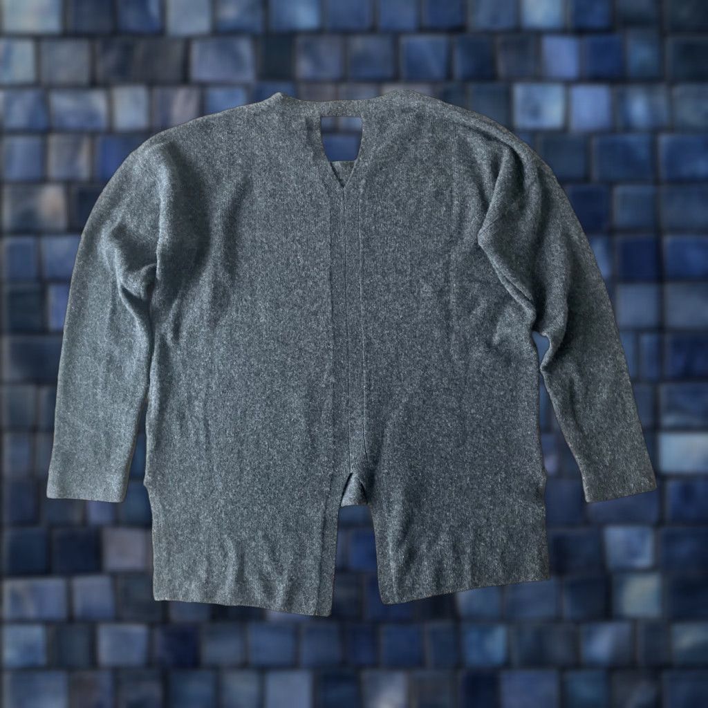 Vintage Quinn 100% Cashmere Gray Round Neck Sweater Womens Medium Pullover Keyhole Back Vintage Size M / US 6-8 / IT 42-44 - 1 Thumbnail