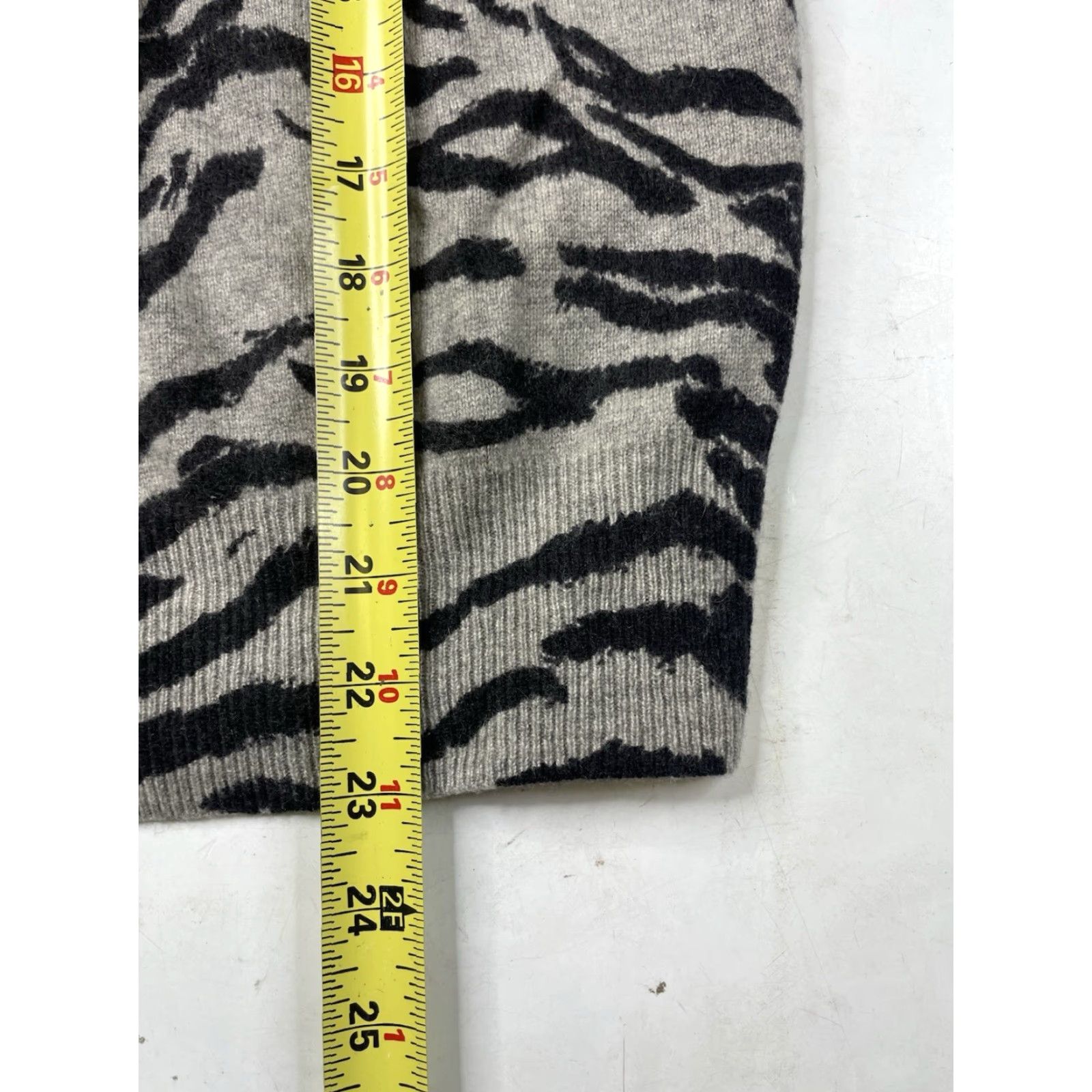 Vintage Vertical Design Cardigan Sweater Womens M Gray Black Tiger Zebra Knit Cashmere Size M / US 6-8 / IT 42-44 - 4 Thumbnail