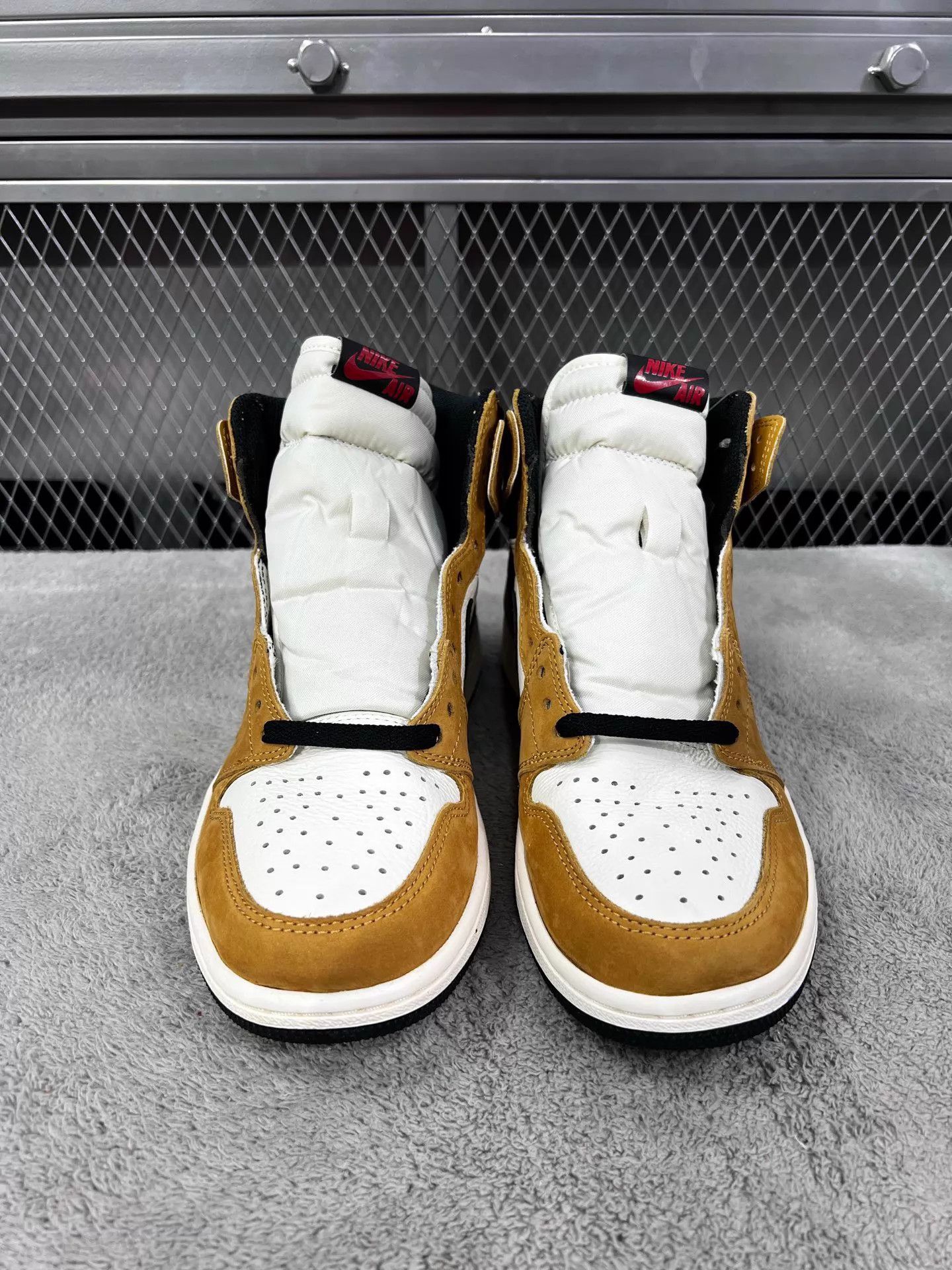 Nike Air Jordan 1 High Rookie of the Year Wheat 44 Size US 10 / EU 43 - 2 Thumbnail